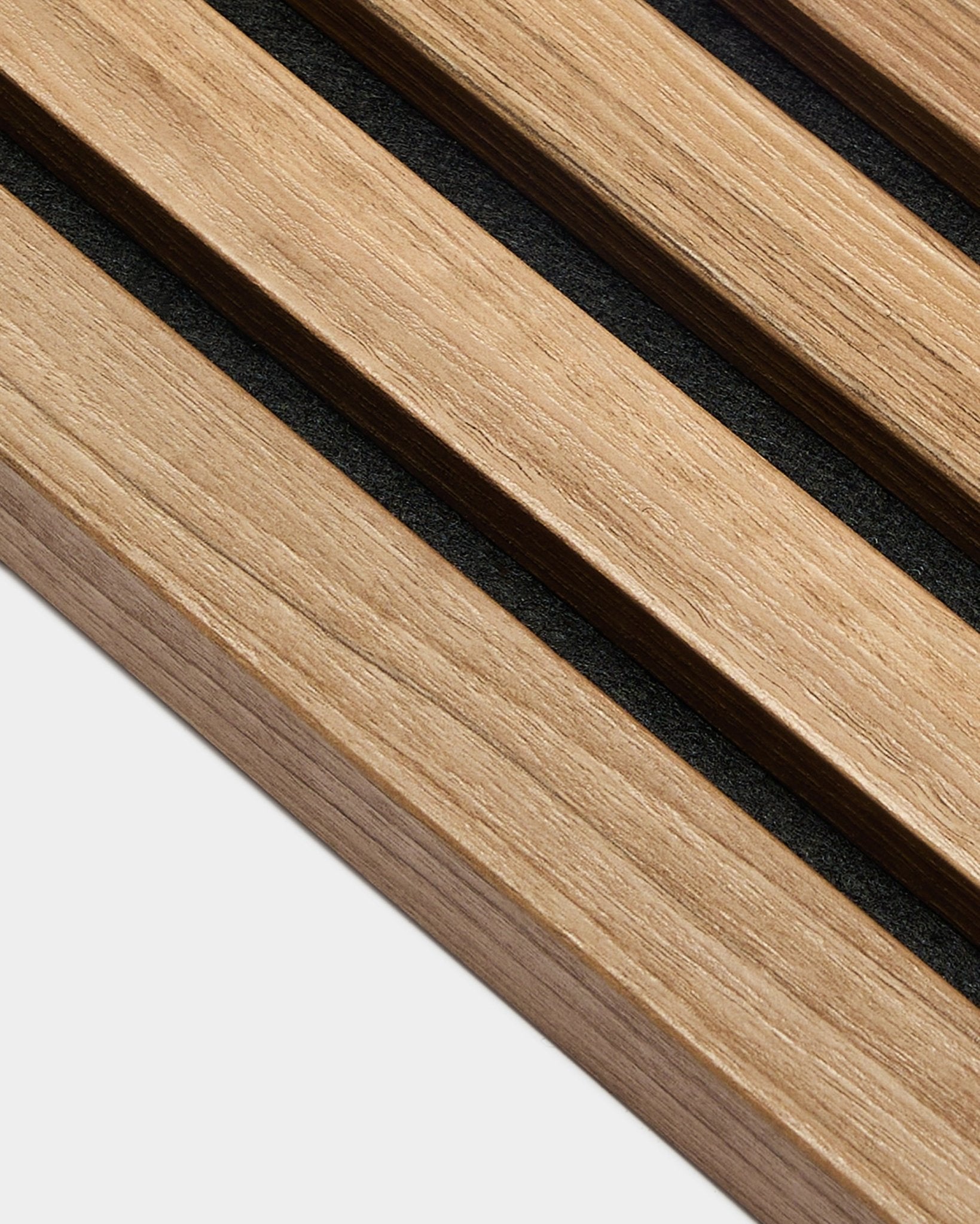 Nahaufnahme der WoodUpp End Lamella in English Walnut, 2,2 cm stark, konzipiert für Akupanel Akustikpaneel Installationen oder als Bestandteil einer Akzentwand.