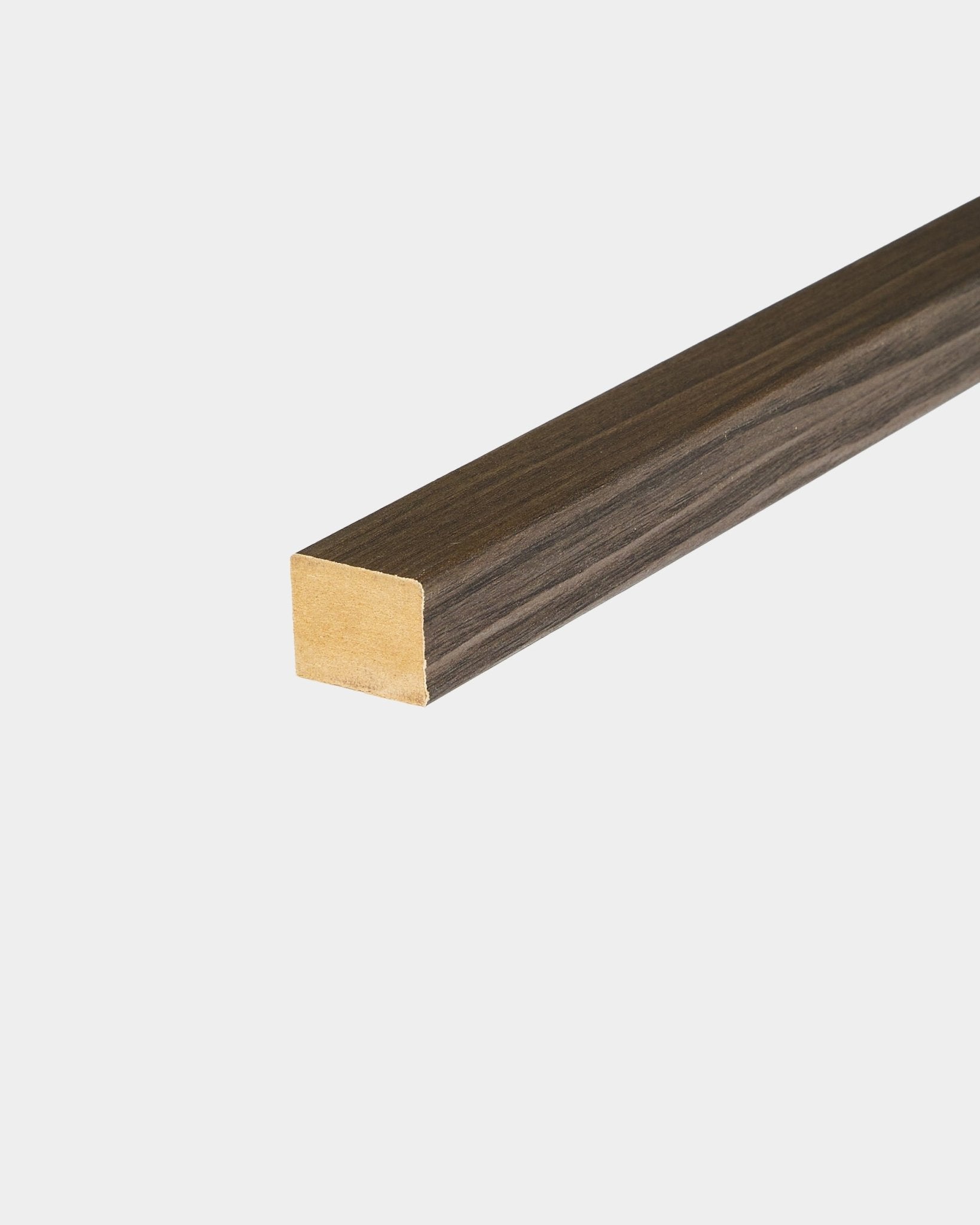 WoodUpp End-Lamelle in Black Oak, 2,2 cm, entwickelt für den Abschluss von Akupanel-Kanten oder als Akzent auf MDF-Rahmen in nordischen Einrichtungskonzepten.