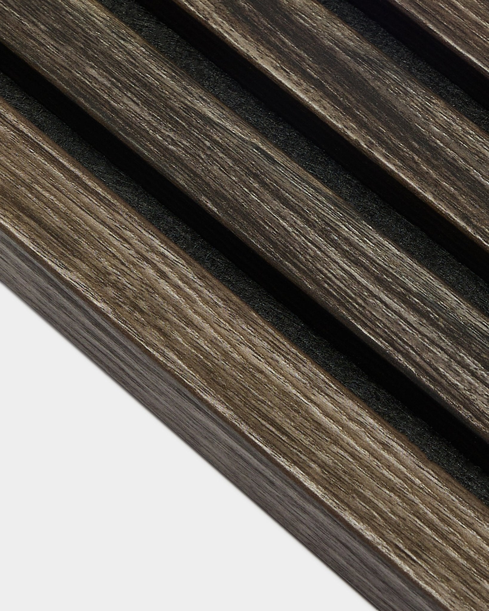 Nahaufnahme von dunklen Eichen-Akustikpaneel-Lamellen mit black Fugen, die die Struktur und die Details der WoodUpp Akupanel End-Lamelle mit 2,2 cm Stärke zeigt.