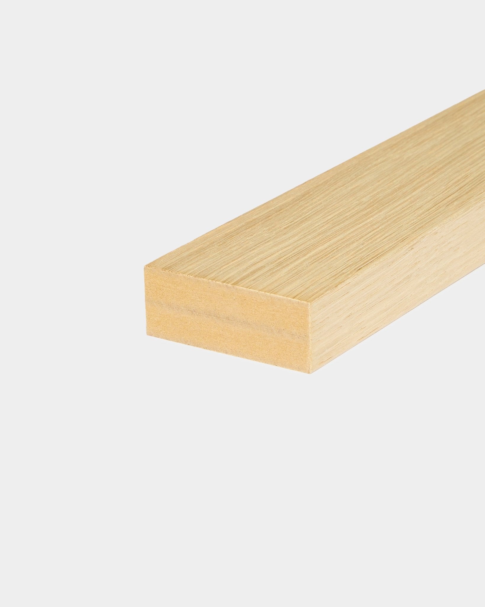 WoodUpp End Lamella Classic Oak-Lamelle (6,7 cm), entwickelt für Akupanel Akustikpaneel-Installationen, gezeigt vor einem schlichten weißen Hintergrund.