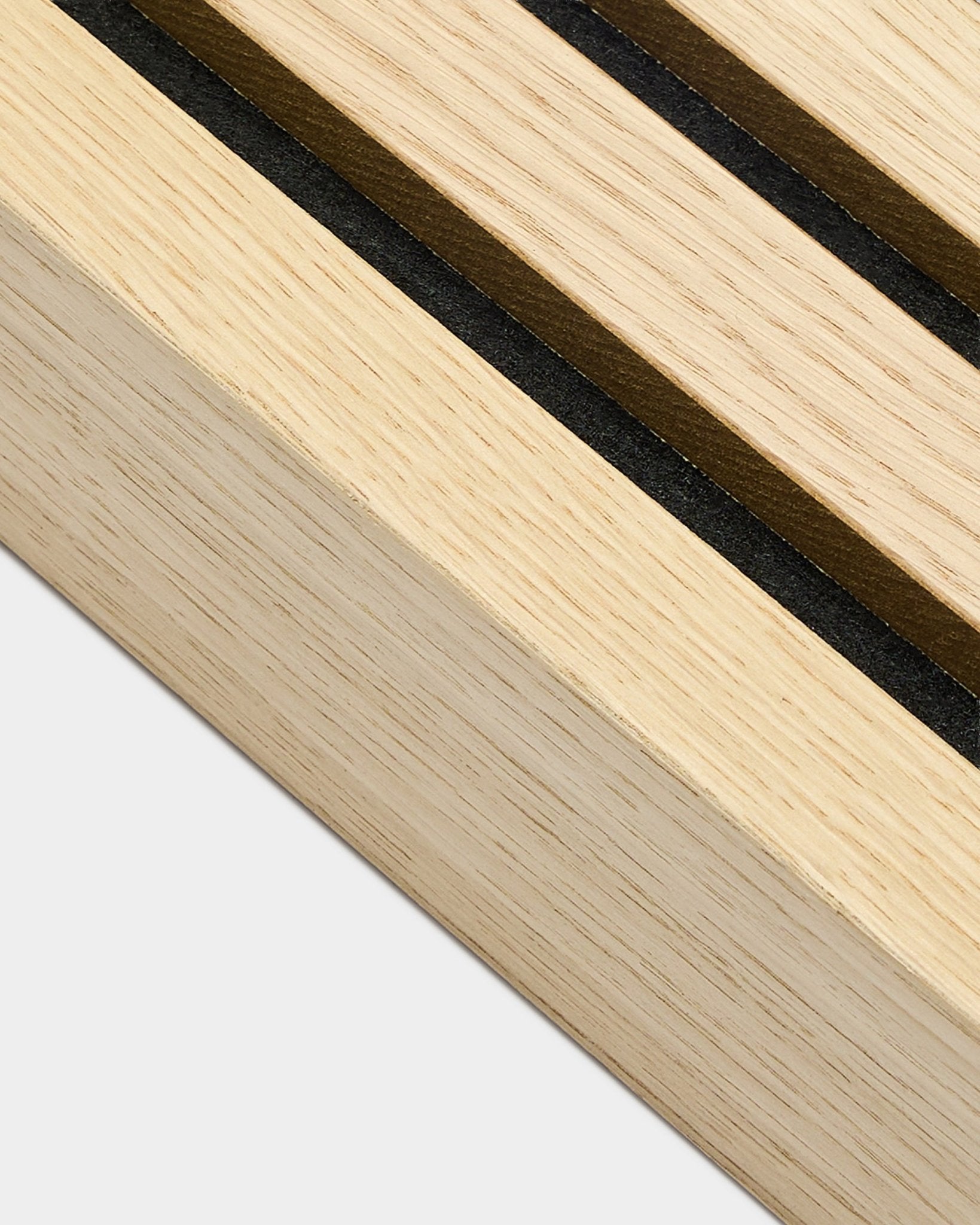 Detaillierte Nahaufnahme einer WoodUpp Classic Oak End-Lamelle, 6,7 cm breit, entwickelt für die Installation von Akupanel Akustikpaneel oder die Integration in einen MDF-Rahmen.
