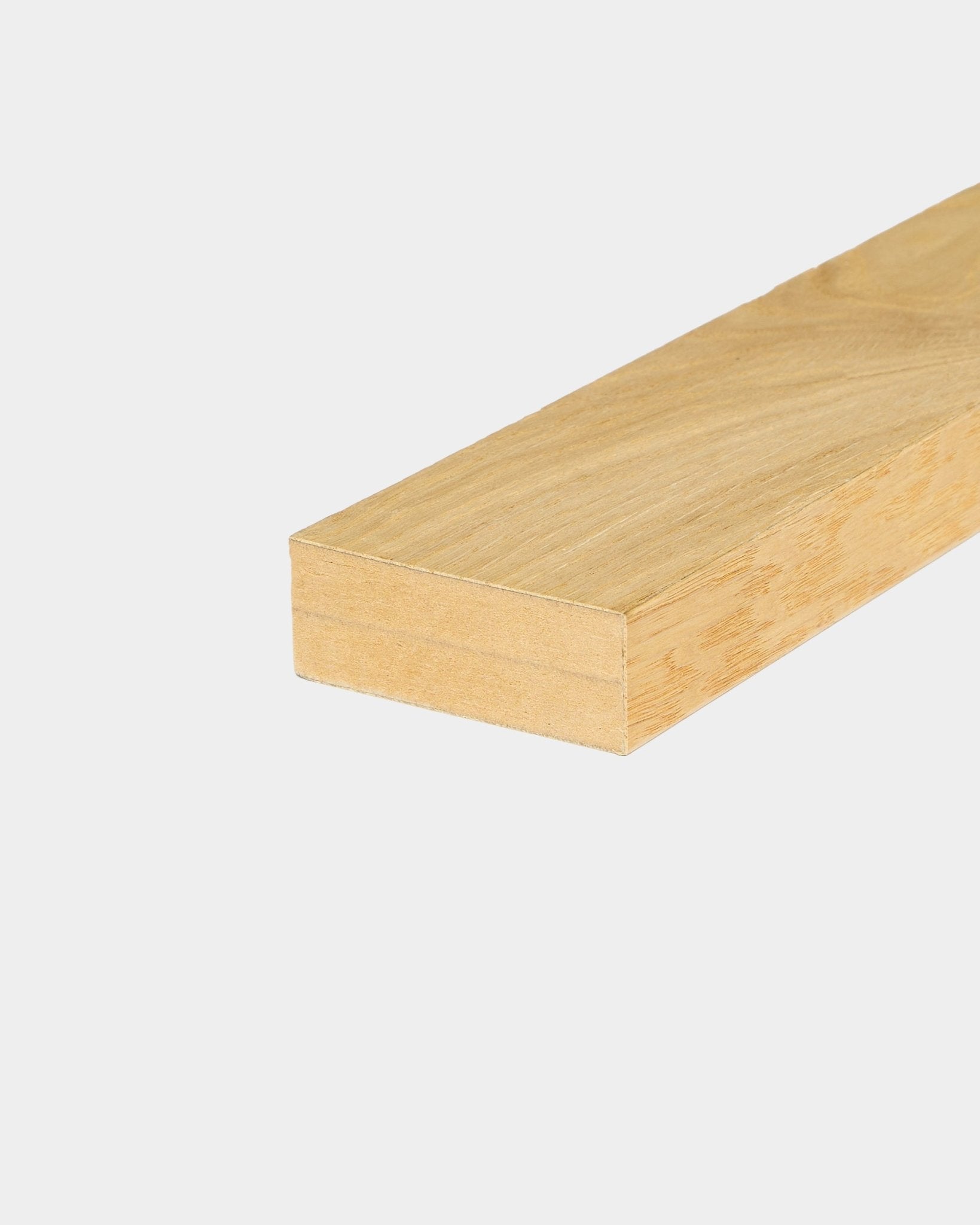 WoodUpp Endlamelle in Rustic Natural Oak (6,7 cm), geeignet für Installationen mit Akupanel Akustik-Holzpaneelen oder MDF-Rahmen, dargestellt vor schlicht weißem Hintergrund.