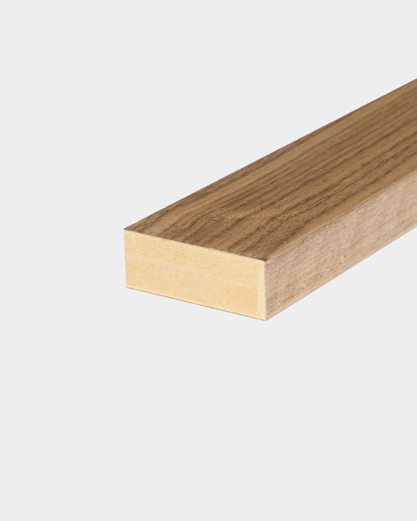 WoodUpp Walnut End-Lamelle, 6,7 cm, entwickelt zum sauberen Abschluss von Akupanel Akustikpaneel Kanten oder zur Integration in MDF-Rahmen.