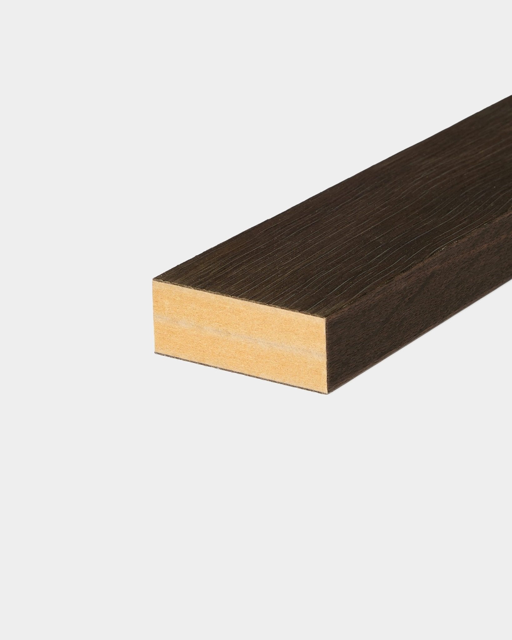 WoodUpp Akupanel Endlamelle: rechteckige Akustikleiste aus Holz mit dunkelbraunen Seiten und einem naturbelassenen Holzschnitt an den Enden auf weißem Hintergrund.