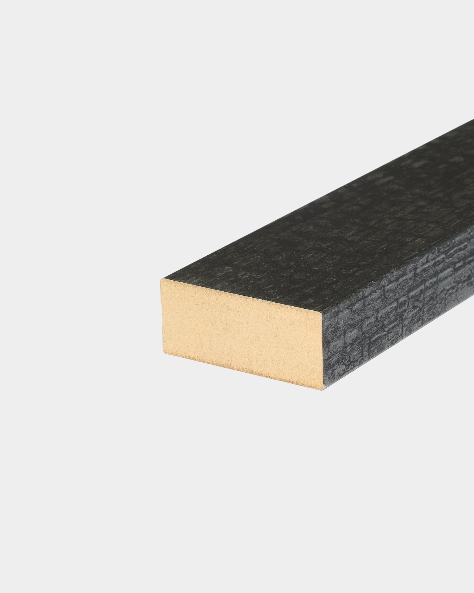 Nahaufnahme des WoodUpp Akupanel Zubehörs: Endlamelle in Charcoal, 6,7 cm, mit strukturierter black Holzoberfläche und sichtbarer Stirnholzmaserung vor weißem Hintergrund.