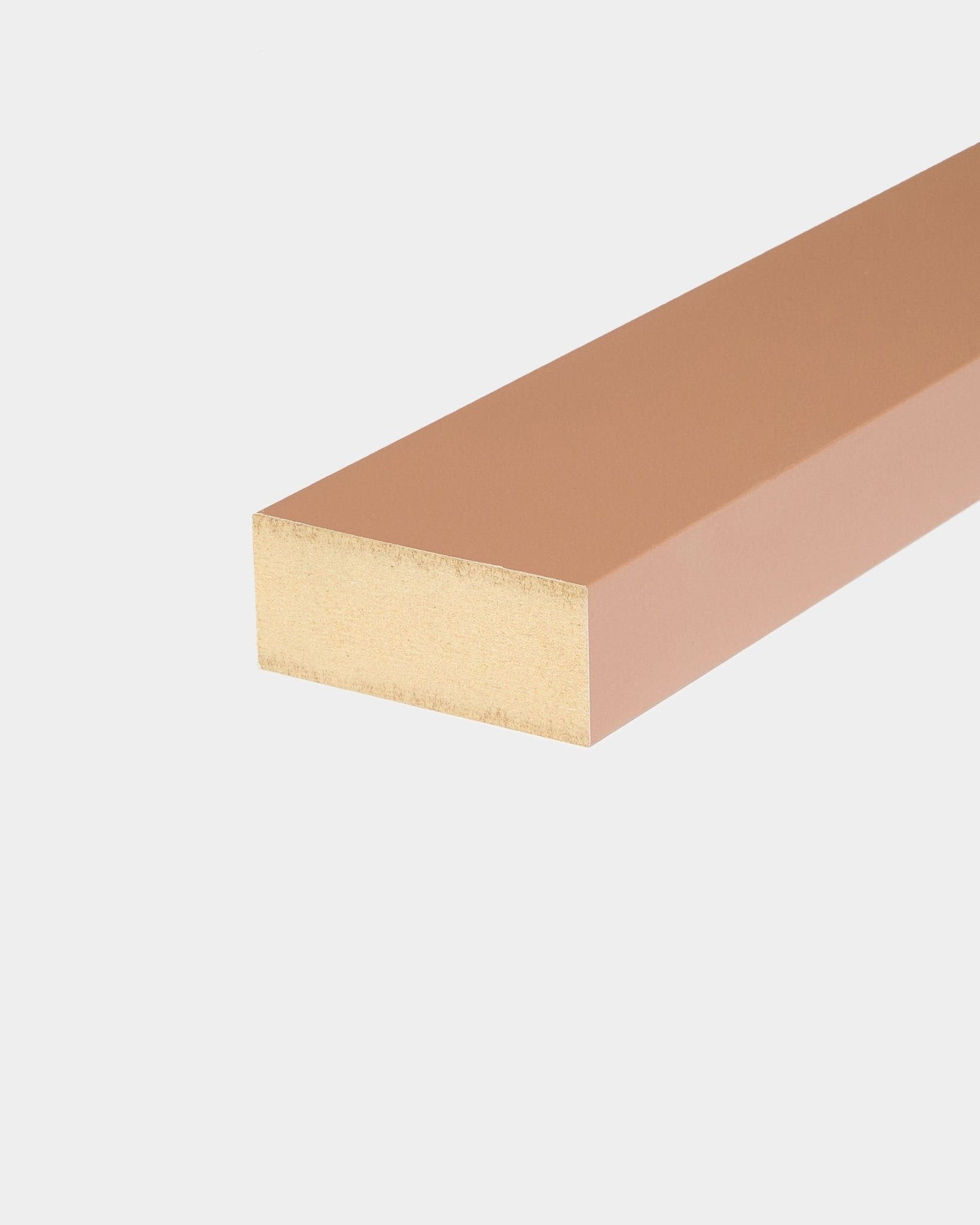 WoodUpp End Lamella Clay (6,7 cm) Akustikpaneel Zubehör mit glatter Oberfläche, entwickelt für MDF-Rahmen oder die Montage von Akupanel, dargestellt auf weißem Hintergrund.