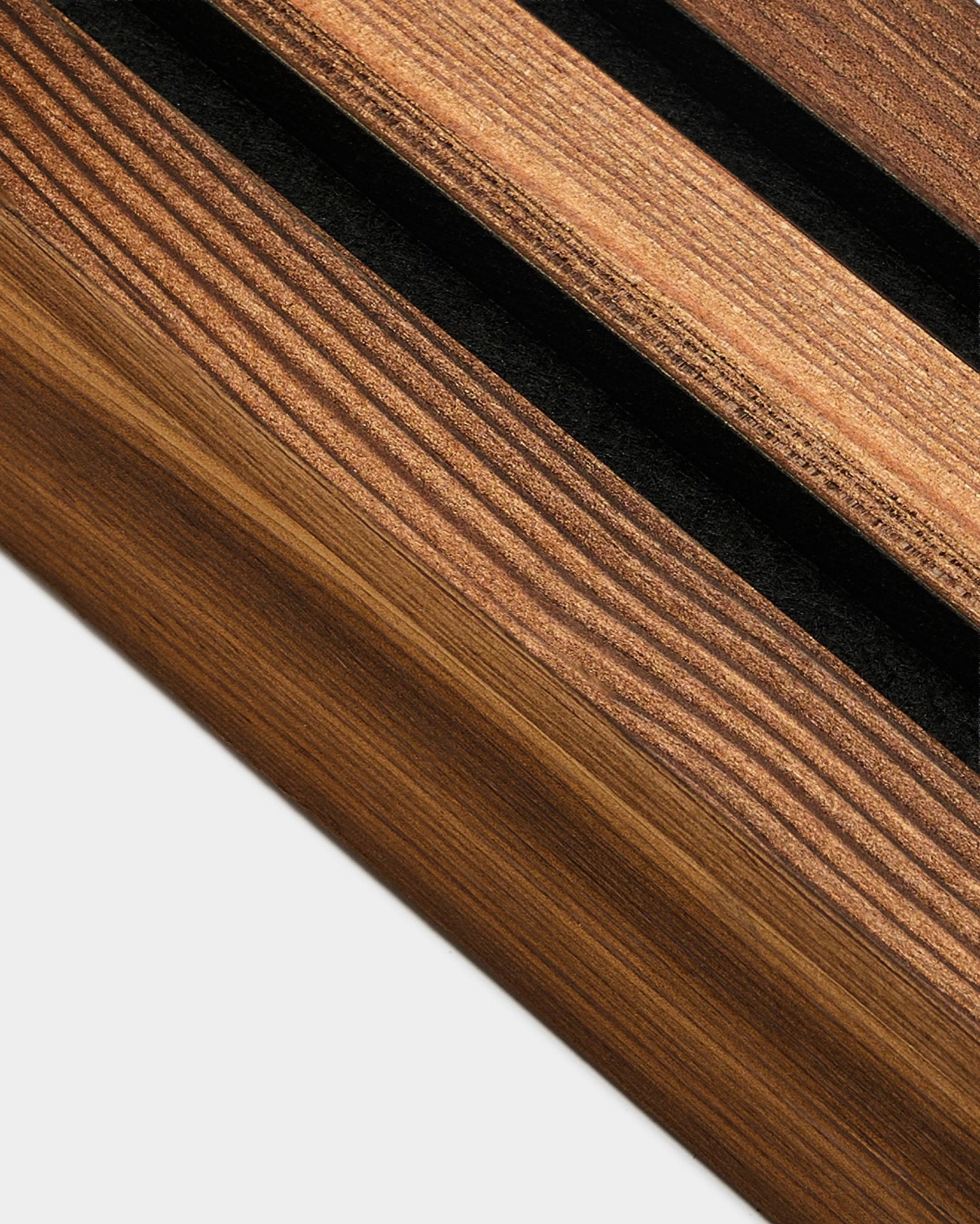 Detailansicht der WoodUpp End-Lamelle in Rustic Smoked Larch, 6,7 cm, konzipiert für den Abschluss von Akupanel Akustikpaneel Kanten an hellen colored Wänden.