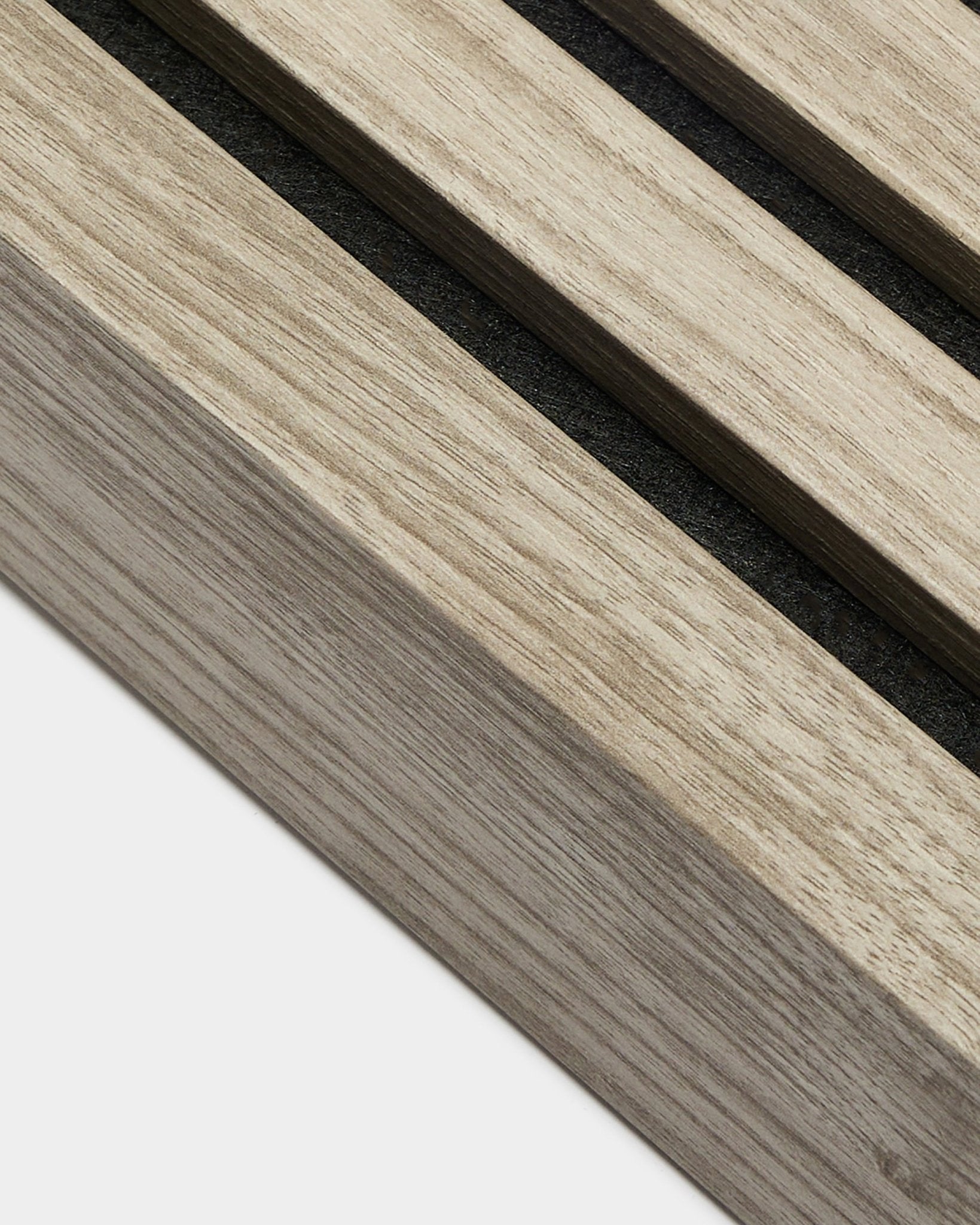 Nahaufnahme der WoodUpp Endlamelle in Weathered Oak, 6,7 cm breit, mit parallelen Akustik-Holzlamellen mit black Abständen aus der Produktreihe Installation Products.