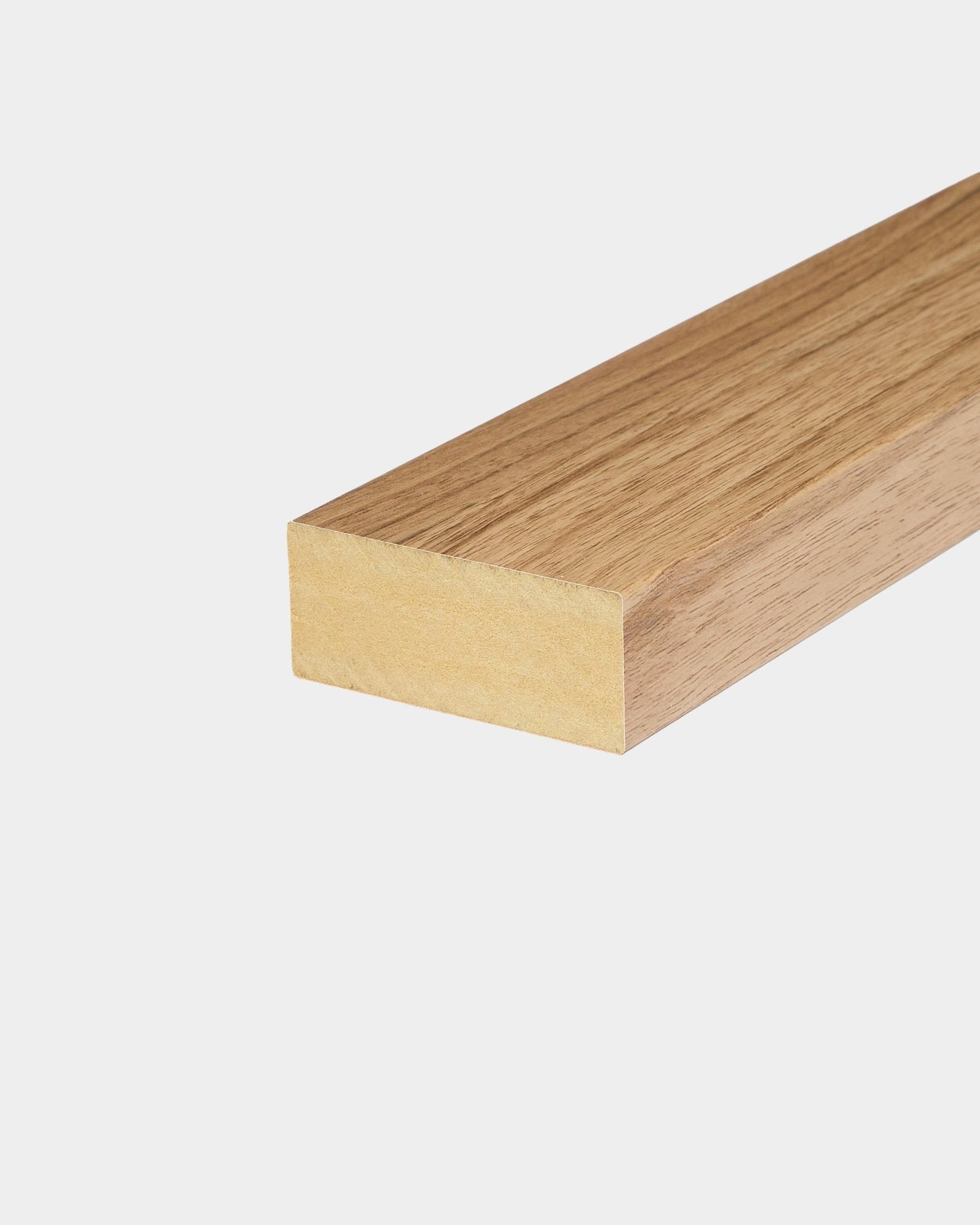 WoodUpp Endlamelle in English Walnut, 6,7 cm breit; kompatibel mit Akupanel Akustikholzpaneelen oder Installationen mit Nordic Slatwall Panels.