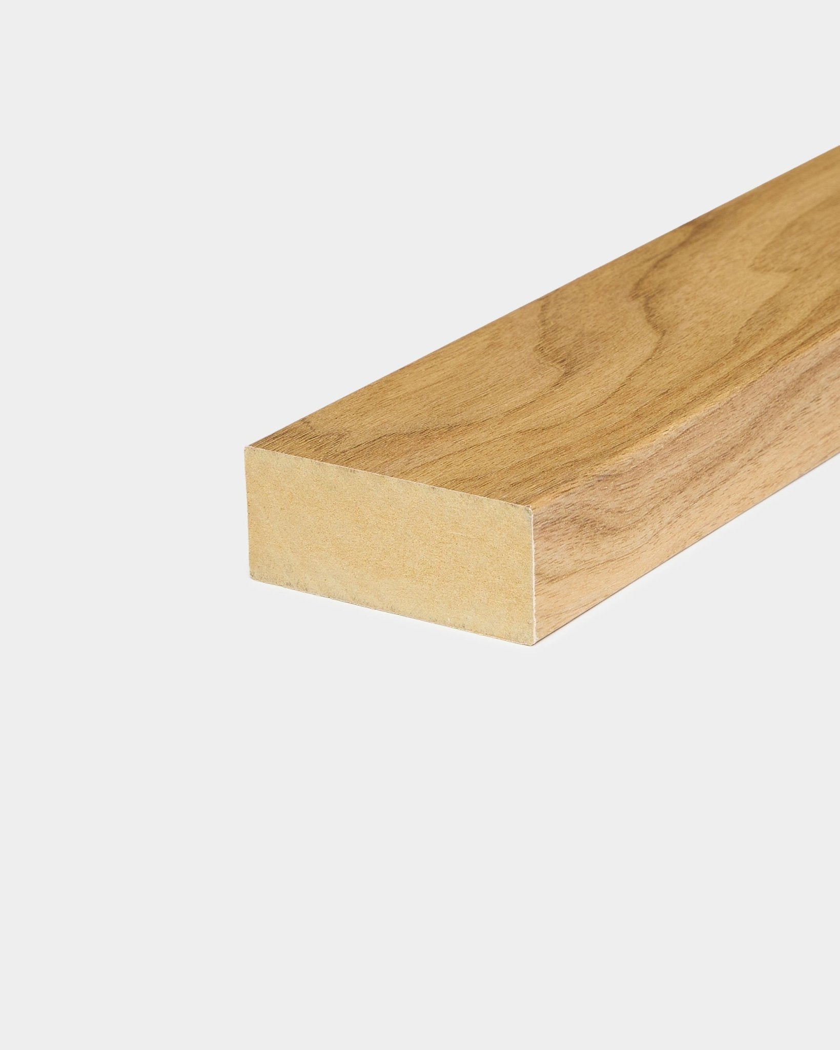 Endlamelle aus der WoodUpp CREATE Kollektion in English Oak (6,7 cm), Zubehör für Akustikpaneel MDF-Rahmen oder Wände, vor schlicht weißem Hintergrund dargestellt.
