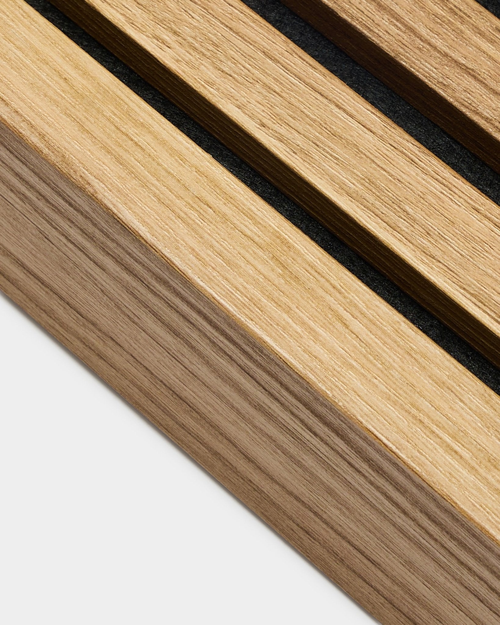 Nahaufnahme der WoodUpp Akupanel Endlamelle in English Oak (6,7 cm) mit parallelen Akustiklamellen und natural wood Maserung.