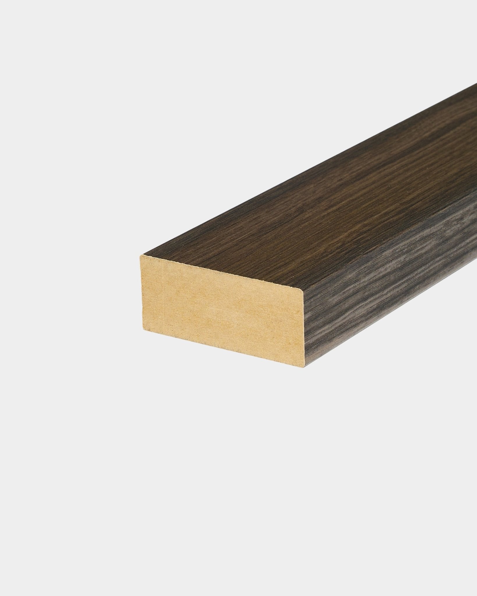 WoodUpp End Lamella in Black Oak (6,7 cm), entwickelt für den Panelabschluss oder die Montage von Akupanel Akustikpaneel auf schlichten weißen Wänden.