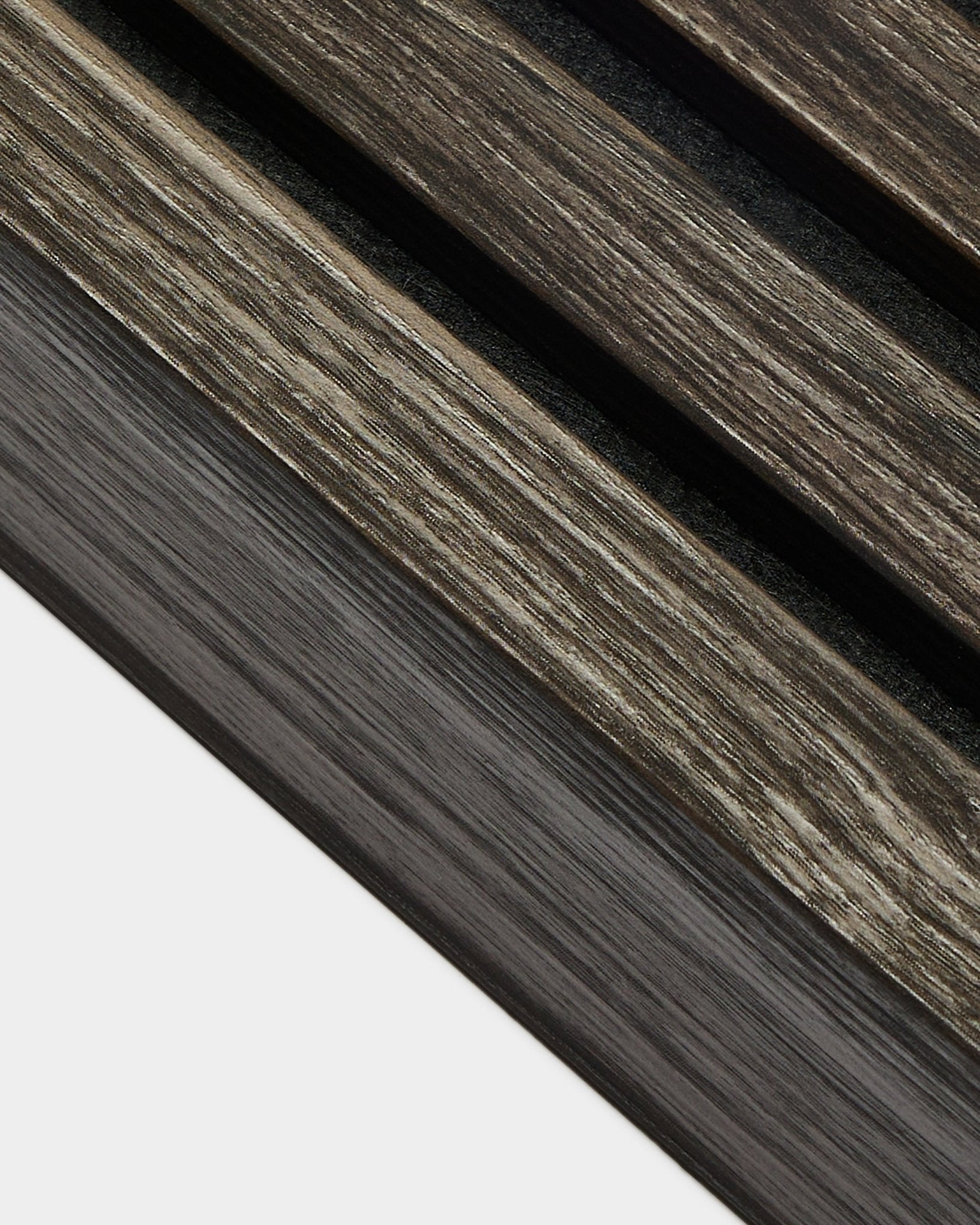 Nahaufnahme eines WoodUpp Akupanel-Montagedetails in Black Oak: 6,7 cm Endlamellen diagonal angeordnet mit sauberem Panelabschluss vor hellem Hintergrund.