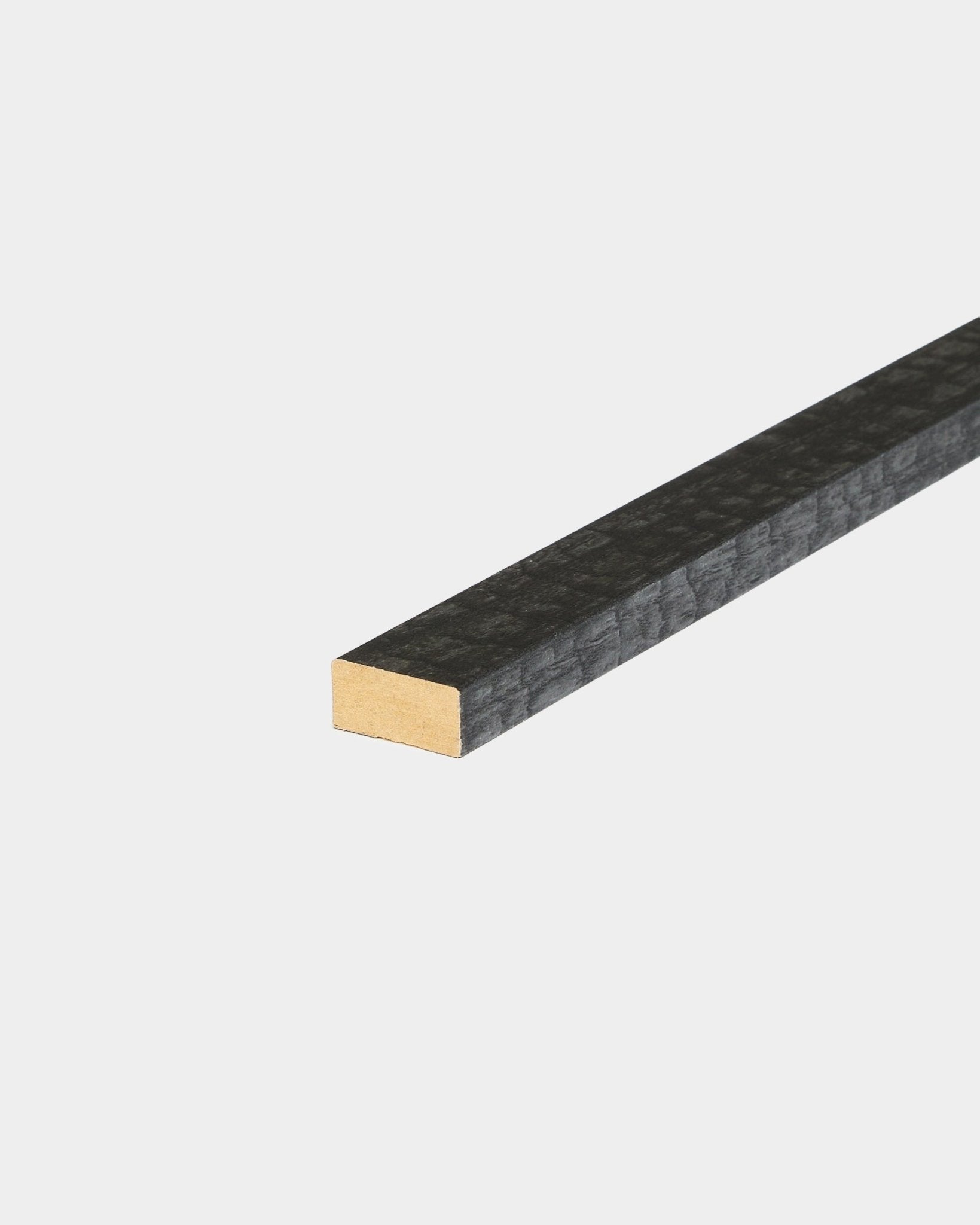 WoodUpp Akupanel Zubehör – Lamella-Lamelle in Charcoal, 240 cm; gedacht für den Kantenabschluss oder als Ersatzlamelle auf hellen Hintergründen bei Nordic Akustikpaneelen.