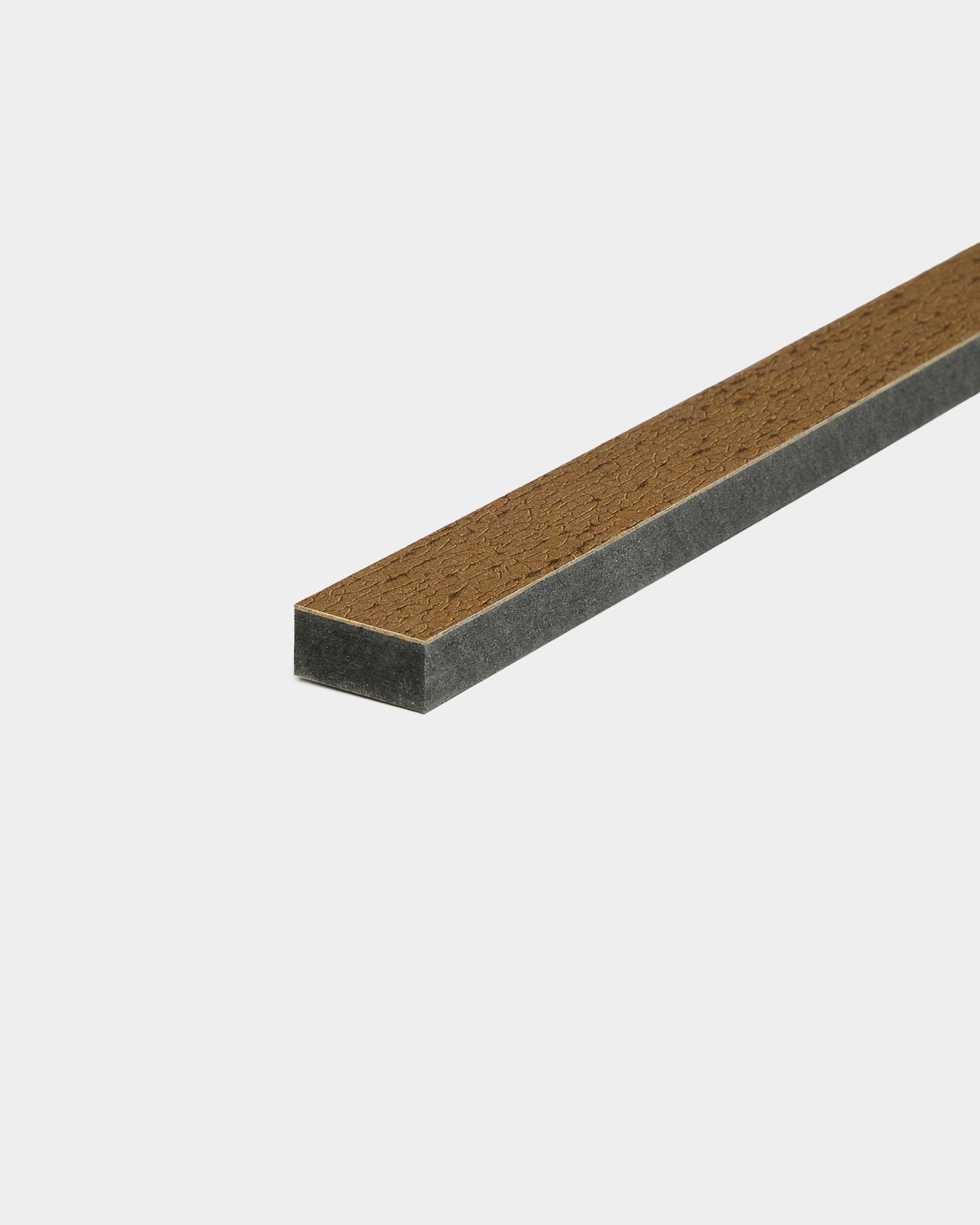 WoodUpp Lamella / Oxide Copper 240 cm-Lamelle, Akustikpaneel Zubehör mit brown Oberseite und dunkelgrauen Seiten, entwickelt für präzise Kantenabschlüsse.