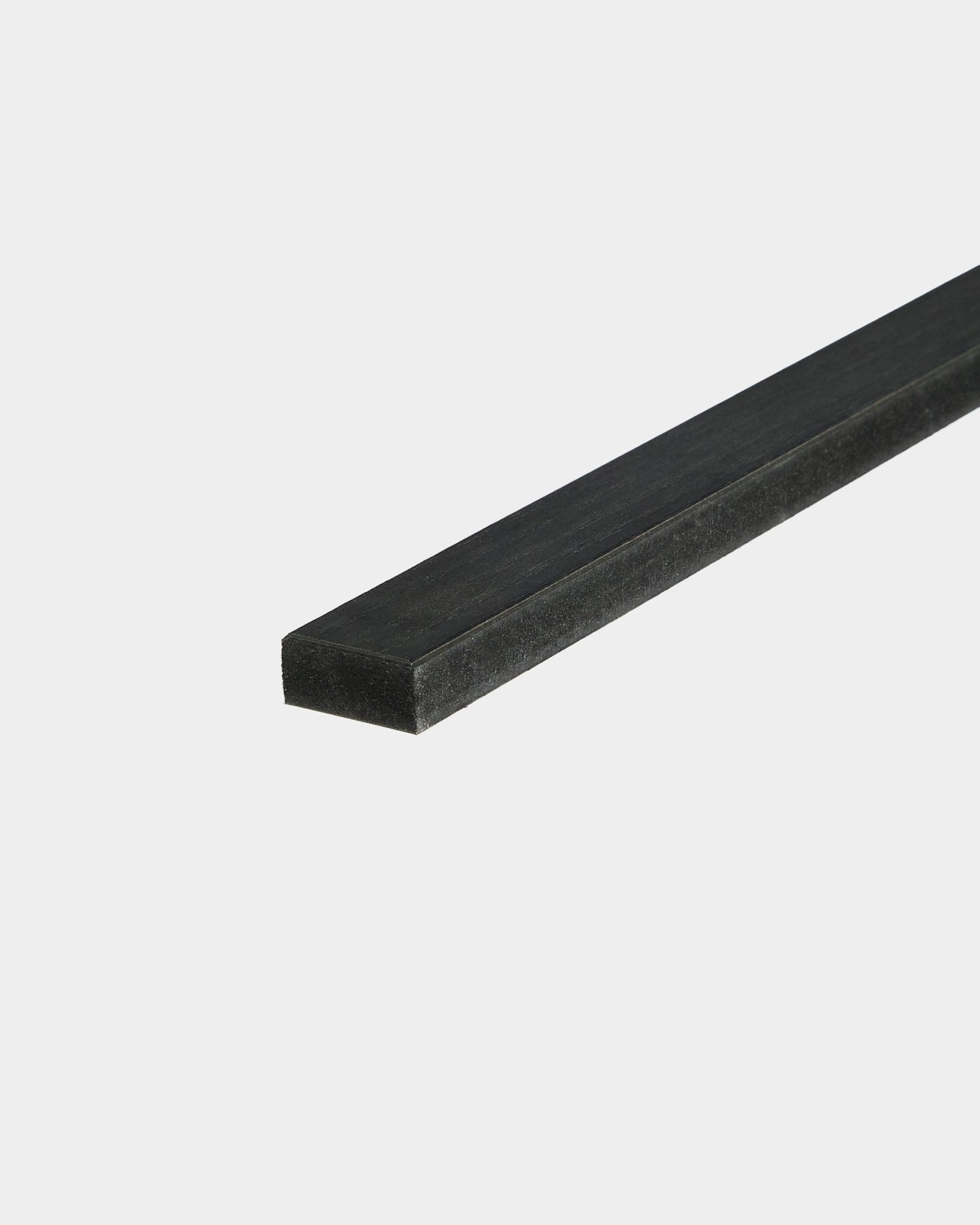 WoodUpp Lamella in Black Esche, 240 cm – eine flache Lamellenleiste in black für Akupanel Lamellen-Ersatz oder Kantenabschlüsse – auf weißem Hintergrund dargestellt.