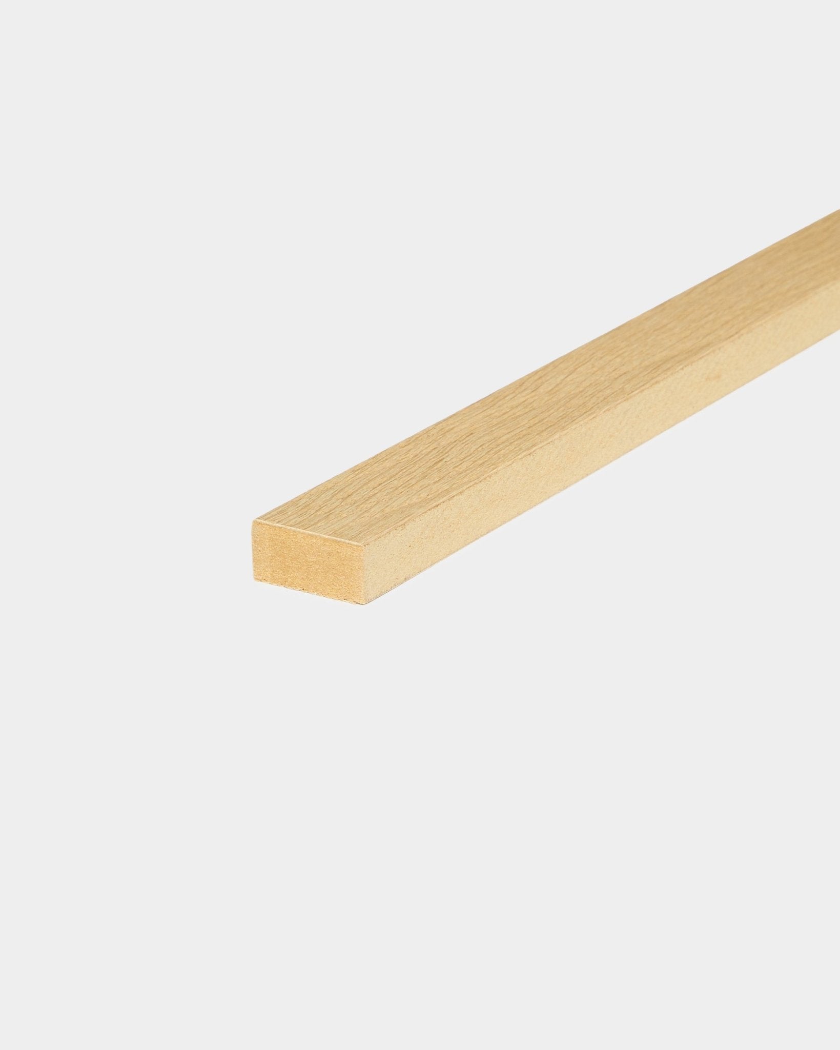 WoodUpp Lamella Classic Oak Montagedübel, 240 cm, helles brown Holz – für Akupanel Abschlussleisten oder den Austausch von Lamellen, kompatibel mit Nordic Akustikpaneel Systemen.