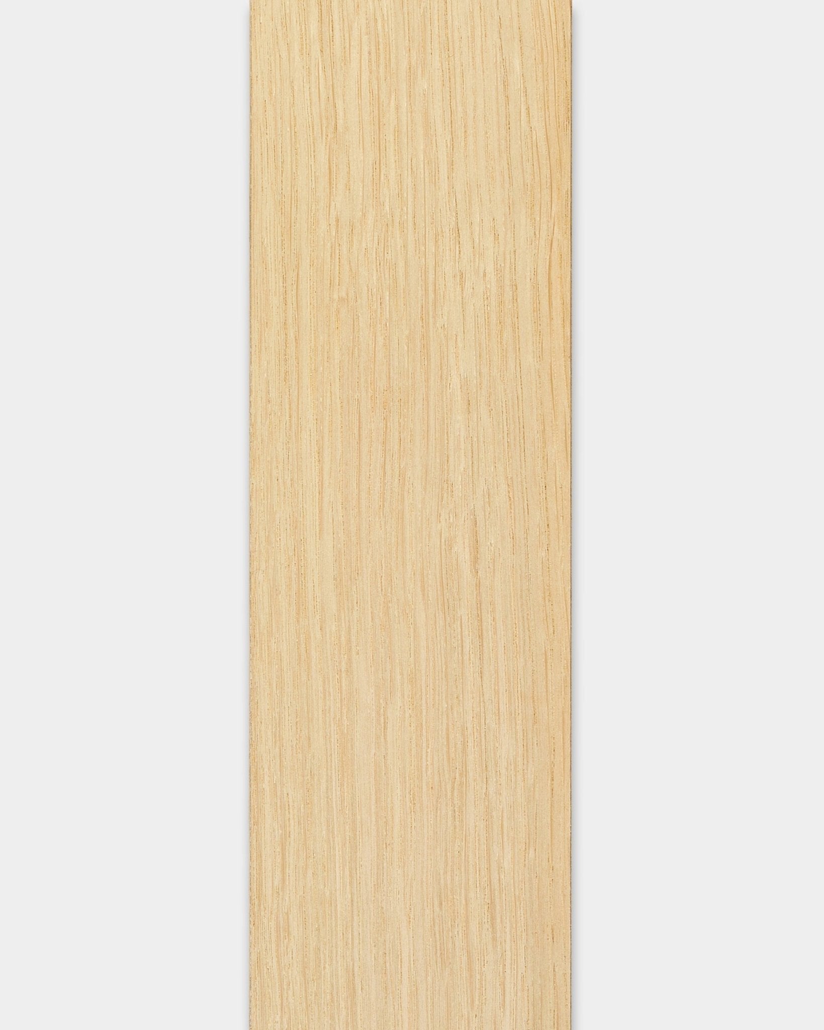 Glatte Lamelle aus heller Eiche, 240 cm, entwickelt für WoodUpp Akustikpaneele; geeignet als Paneel-Abschlussleiste oder Ersatzlamelle für Inneninstallationen im Nordic-Stil.
