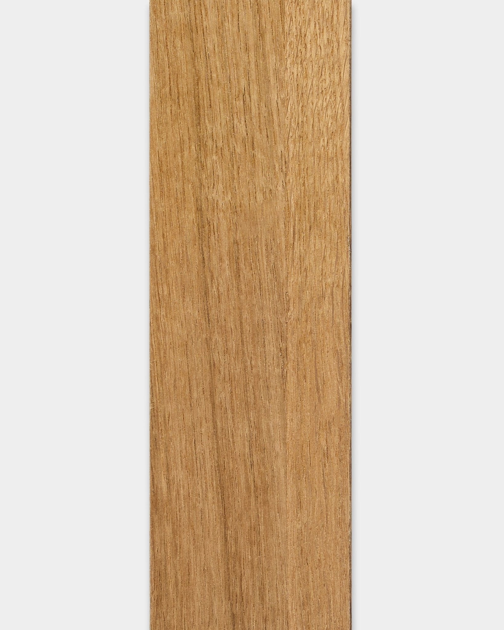 Vertical WoodUpp Akupanel in Rustic Brown Oak, 240 cm, mit glatten, hellen brown Holzlamellen mit sichtbarer natürlicher Maserung vor weißem Hintergrund.
