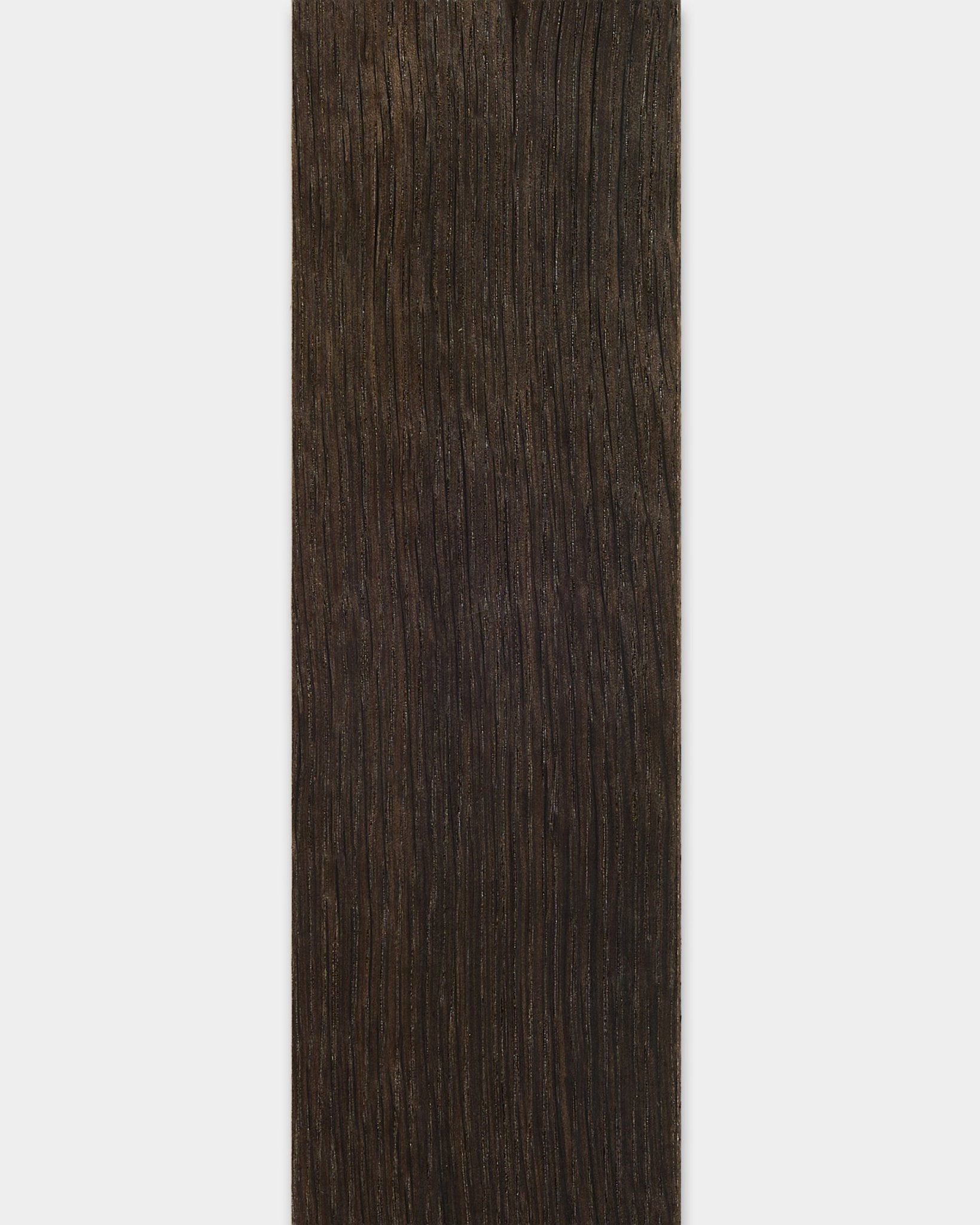 Die WoodUpp Lamella Rustic Smoked Oak Lamelle in 240 cm zeigt eine dunkle brown vertical Holzmaserung und eignet sich zum Zuschneiden der Kanten oder zum Austausch von Akustikpaneel Lamellen.