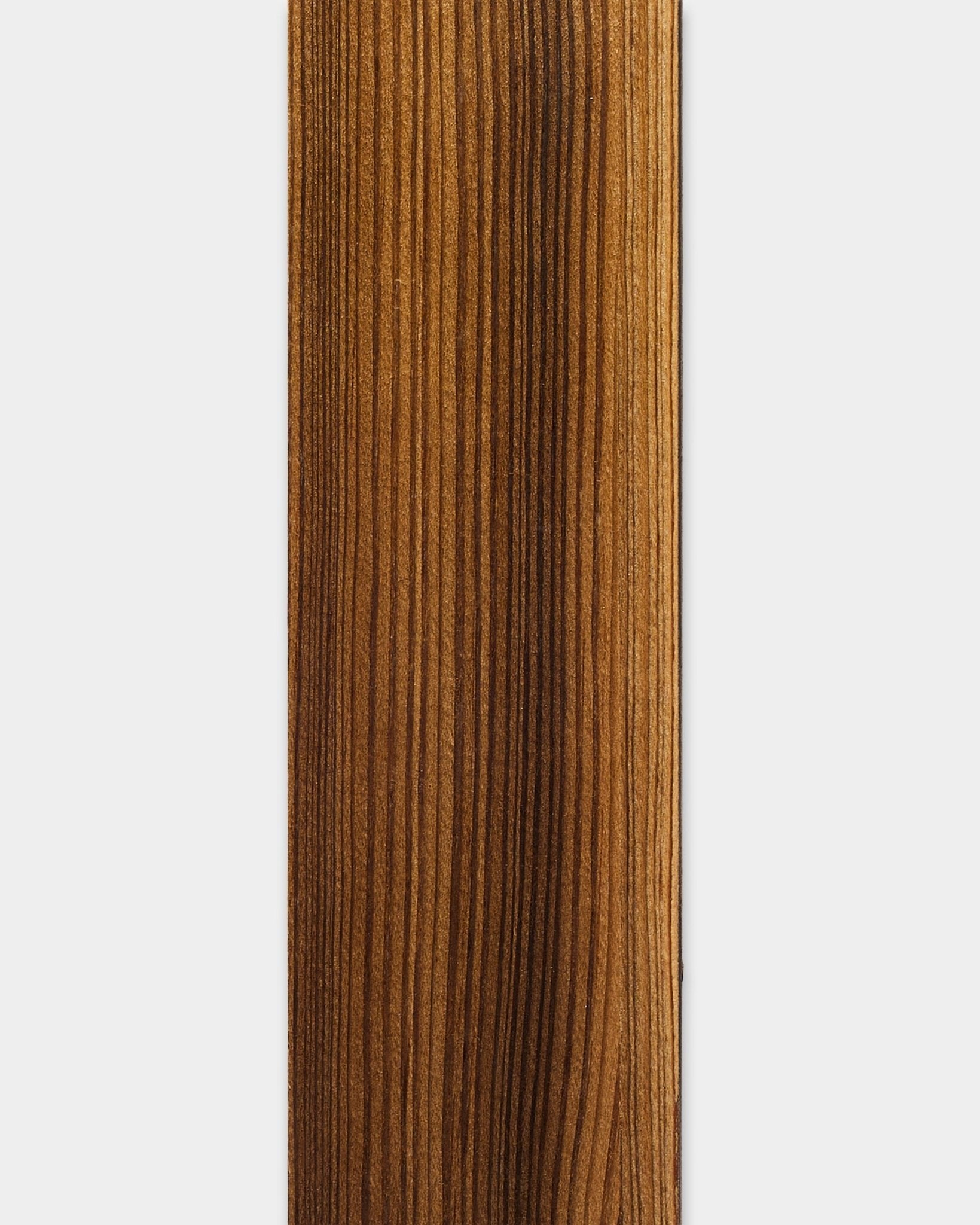 Rustic Smoked Larch Lamella, 240 cm von WoodUpp – eine glatte, dunkle Holzlamelle für Akupanel Akustikpaneele oder als Ersatzlamelle für Paneele.
