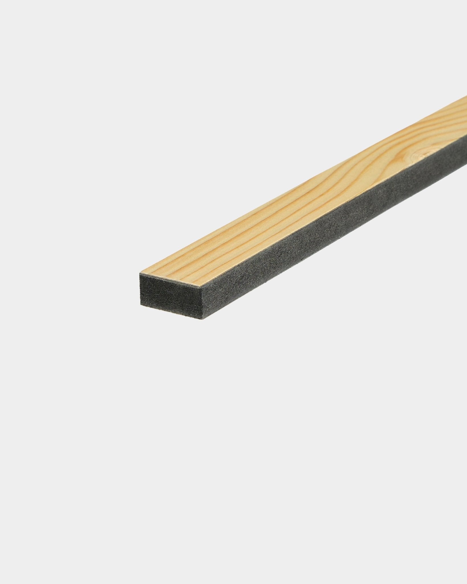 WoodUpp Lamella / Alp, 240 cm – dünne Holzlamelle mit dunkler Akustikschaum-Rückseite, entwickelt für Akupanel Leisten- oder Lamellenaustausch in Paneelen im nordischen Stil.