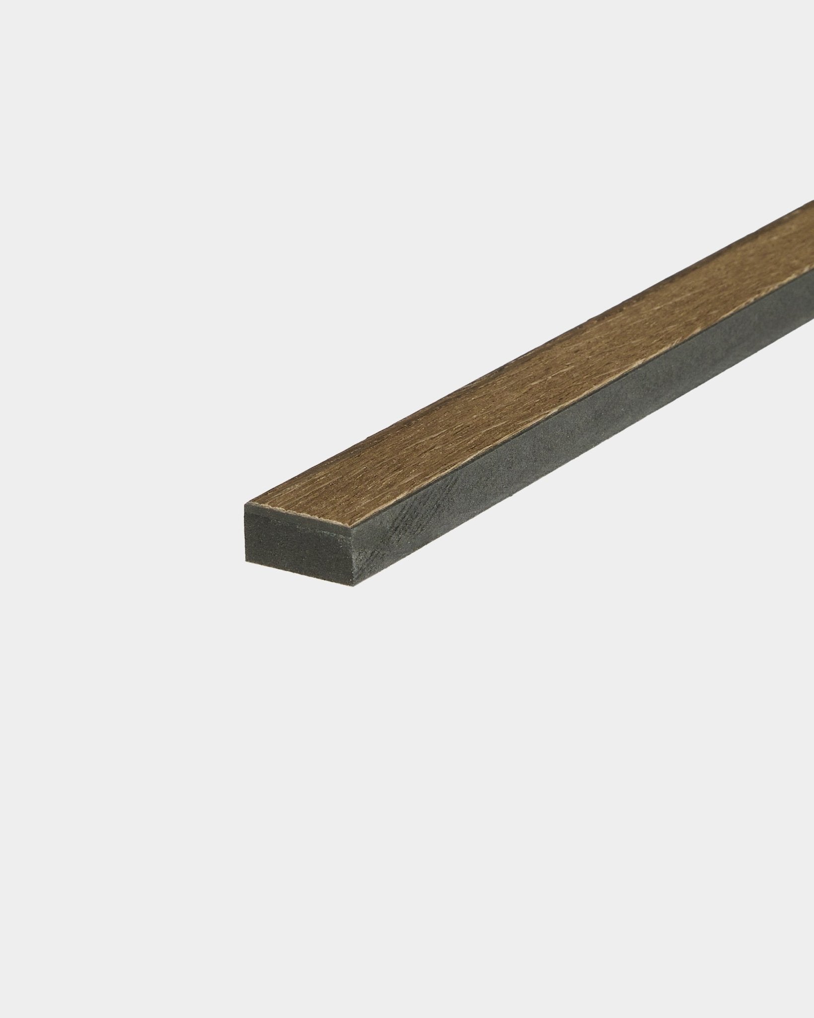Nahaufnahme einer 240 cm langen Rustic Grey Oak Lamella von WoodUpp, entwickelt zum sauberen Abschließen von Kanten oder zum Ersetzen von Akupanel Akustikpaneel-Lamellen.