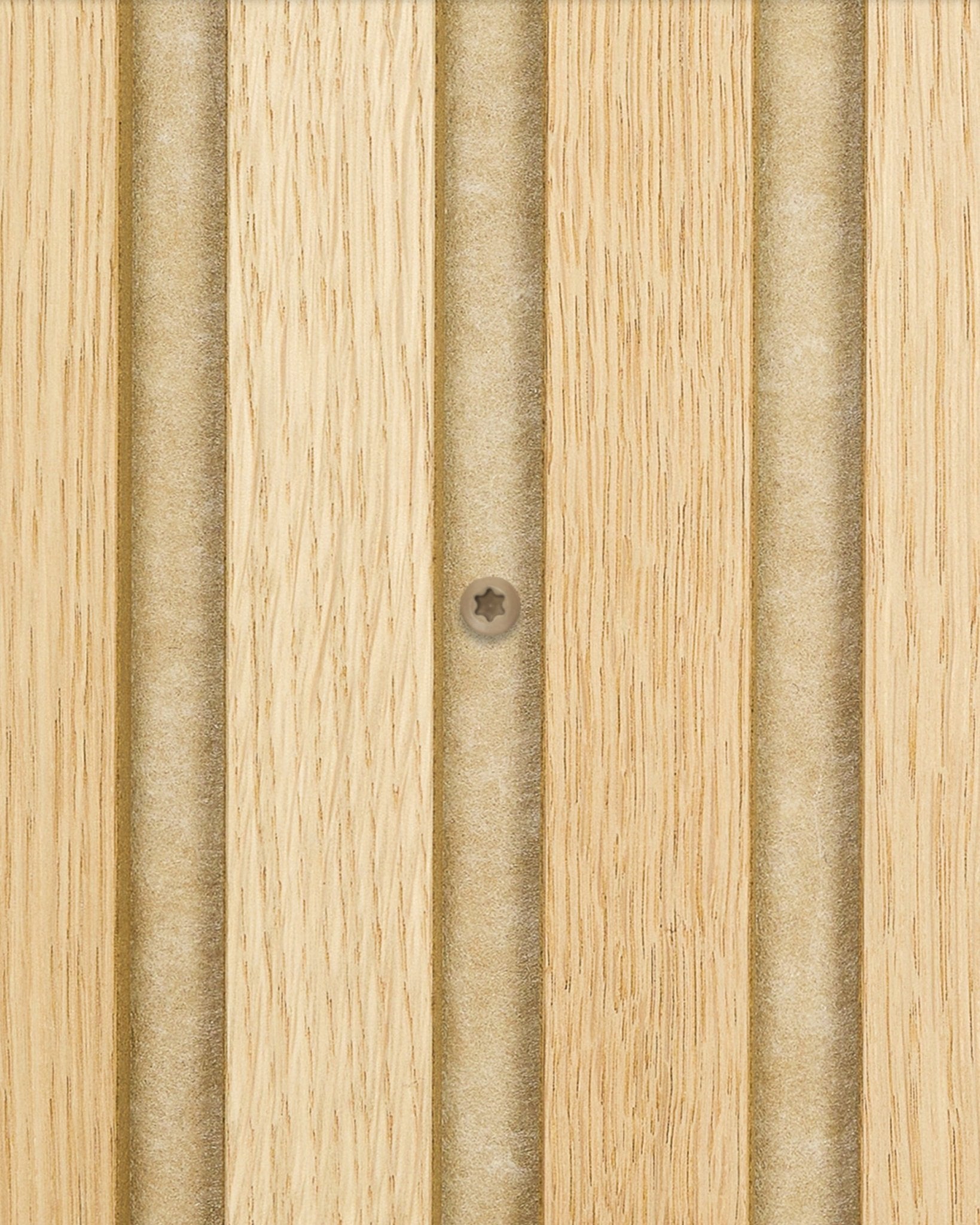 Nahaufnahme von beige WoodUpp Montageschrauben, die Akupanel helles Akustikpaneel-Holz mit vertical Rillen befestigen; die Box enthält 100 Stück.