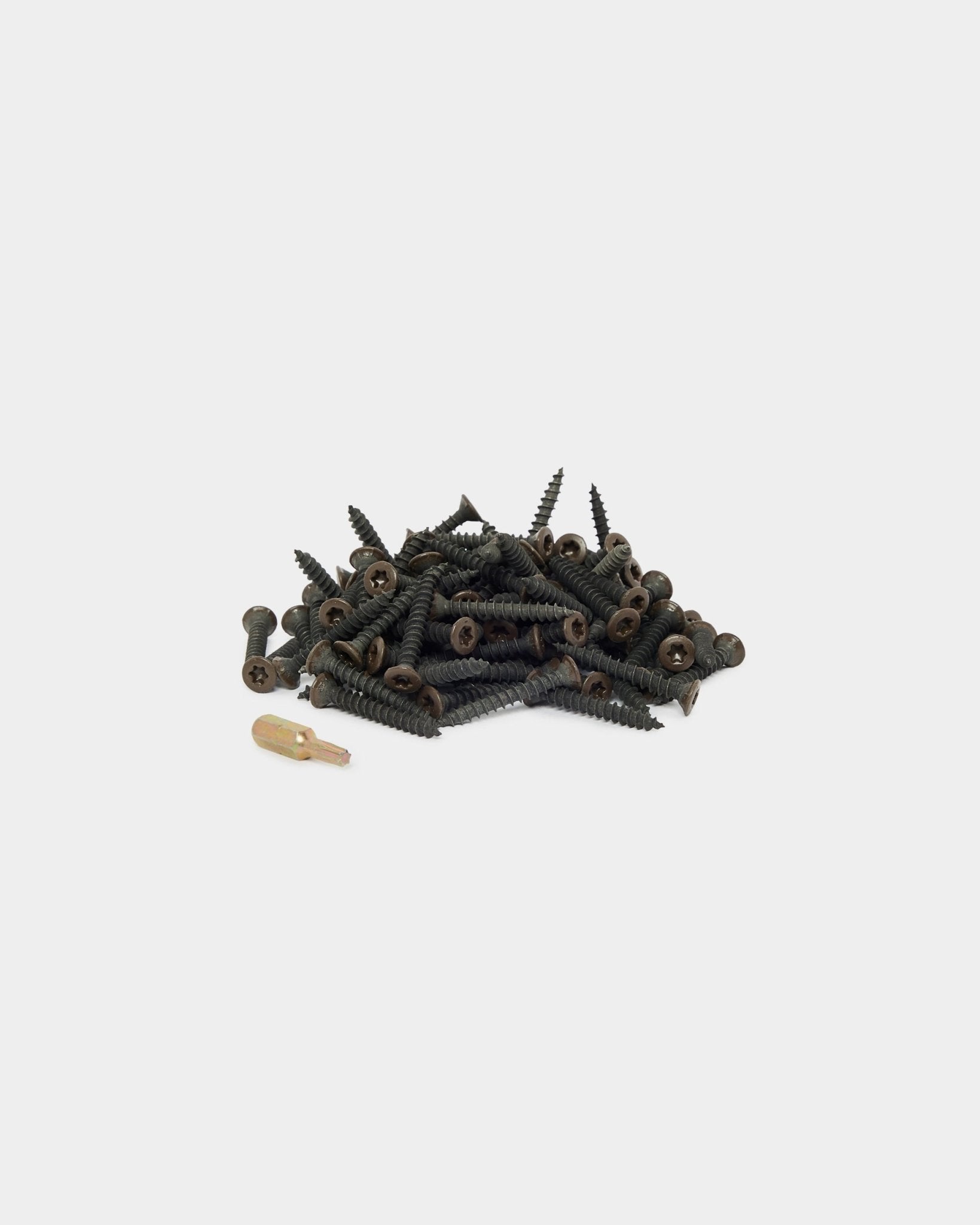 WoodUpp bronzed brown Montageschrauben (100 Stk.) und ein einzelner beige Dübel auf schlicht weißem Hintergrund, vorgesehen für die Akustikpaneel Montage.