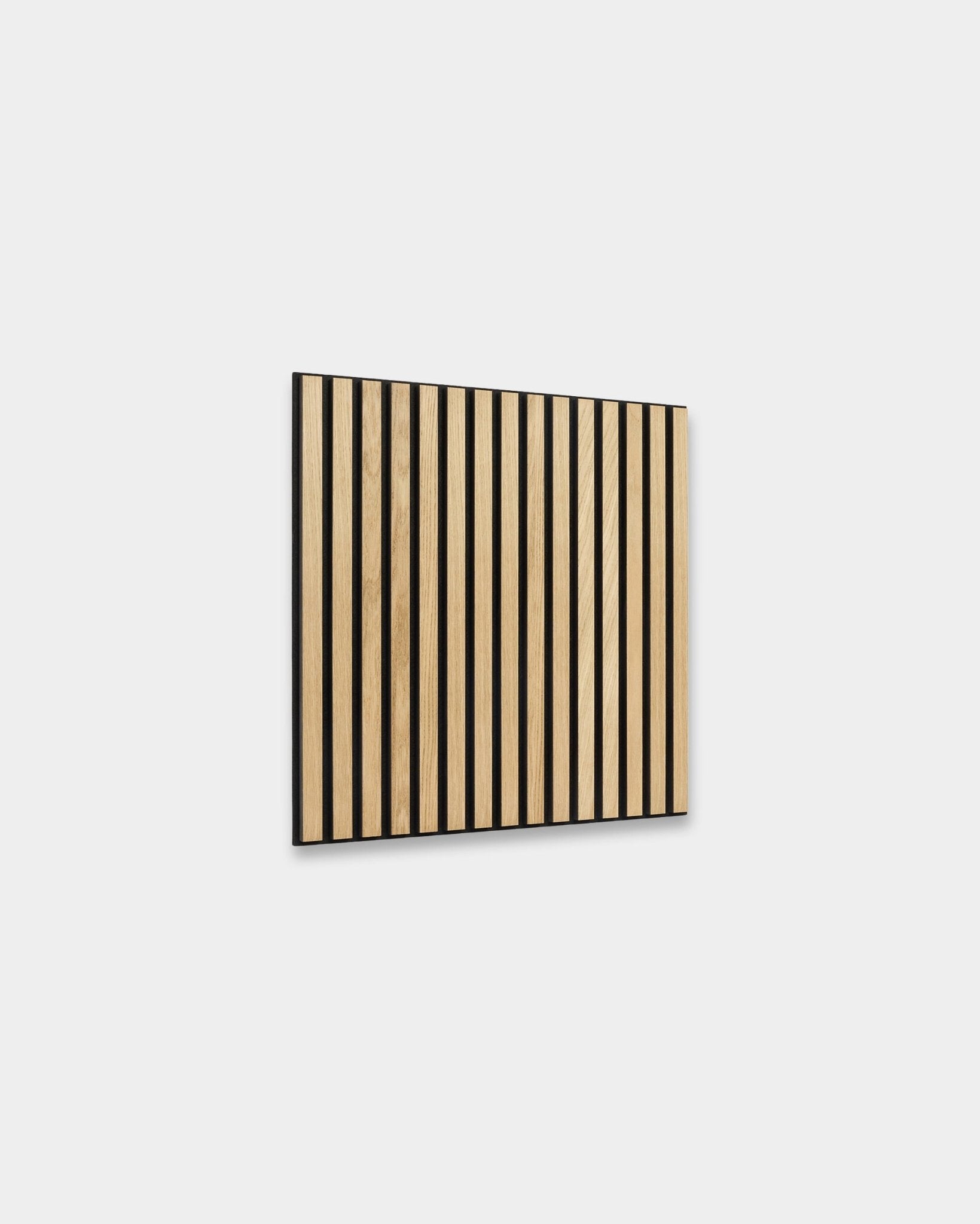WoodUpp Akupixel Akustikpaneel, 60x60 cm, Classic Oak-Lamellen auf black Filz und MDF, skandinavisch inspiriertes, minimalistisches nordisches Design.