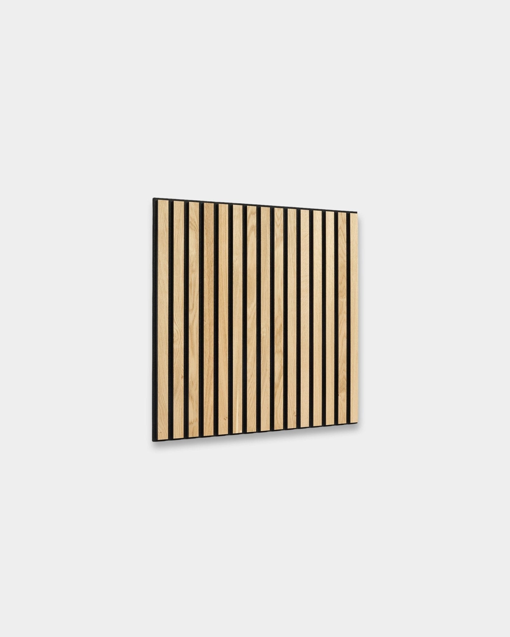 WoodUpp Akupixel Rustic Natural Oak Akustikpaneel, 60x60 cm, mit vertical Eiche und black Lamellen auf hellgrauem Hintergrund für nordische Interieurs.