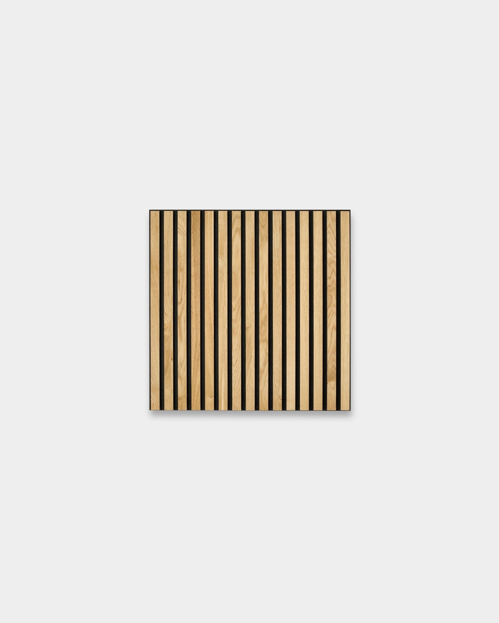 WoodUpp Akupixel Rustic Natural Oak 60x60cm Akustikpaneel mit vertical heller Eiche und black Streifen, vor einem schlichten hellgrauen Hintergrund präsentiert.