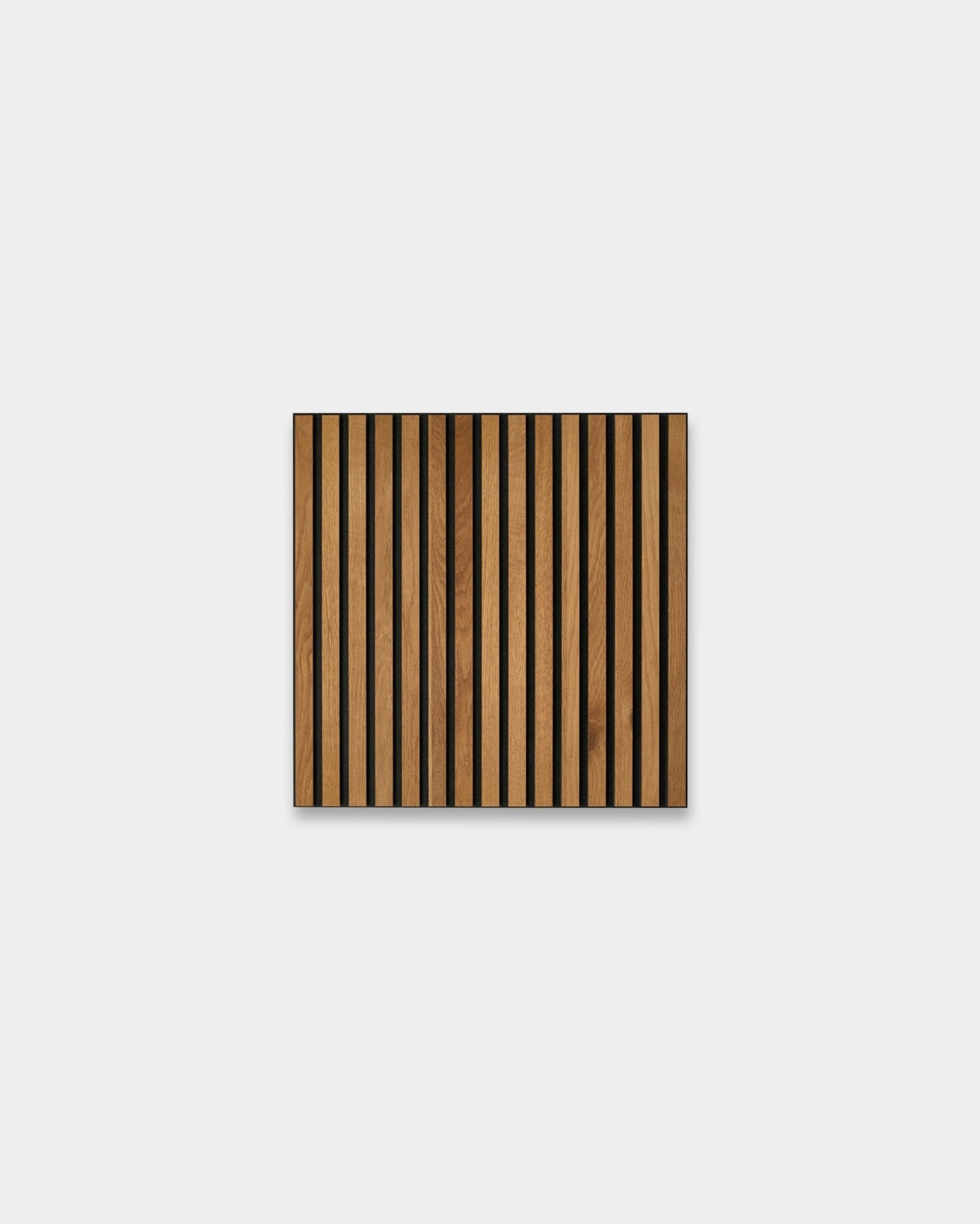 Akupixel Brown Oak 60x60 cm Akustikpaneel von WoodUpp zeigt nordisches Design mit abwechselnd hellen brown Holztönen und black Streifen auf grauem Hintergrund.
