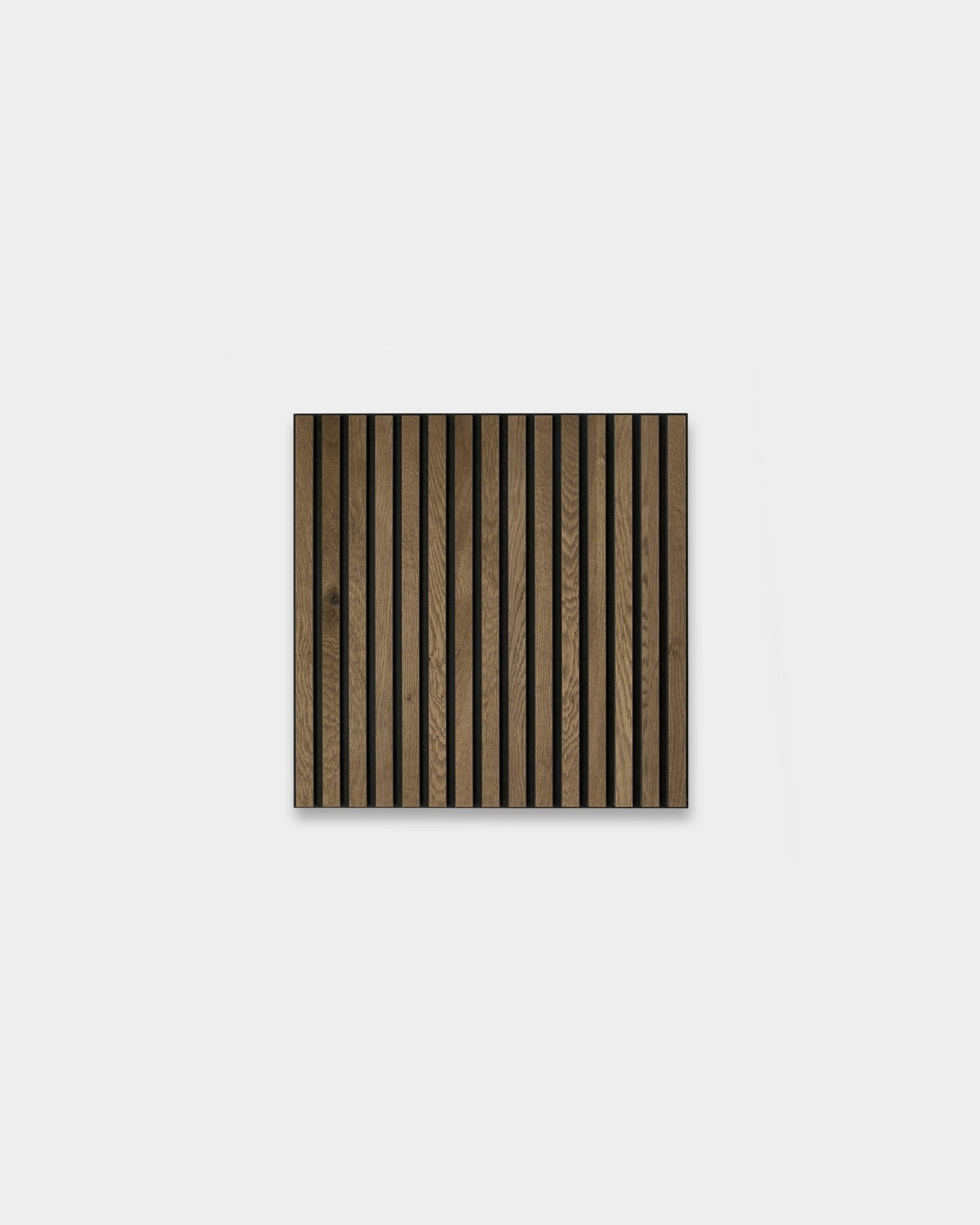 WoodUpp Akupixel Grey Oak 60x60 cm: quadratisches skandinavisches Akustikpaneel mit vertical dunklen und hellen Eichenlamellen auf hellgrauem Hintergrund.