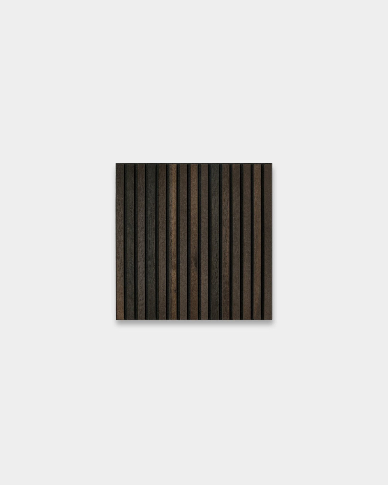 WoodUpp Akupixel Smoked Oak Akustikpaneel, 60 x 60 cm, rechteckig mit dunklen und hellen brown-Holzlamellen auf einem hellgrauen Hintergrund im skandinavischen Stil.