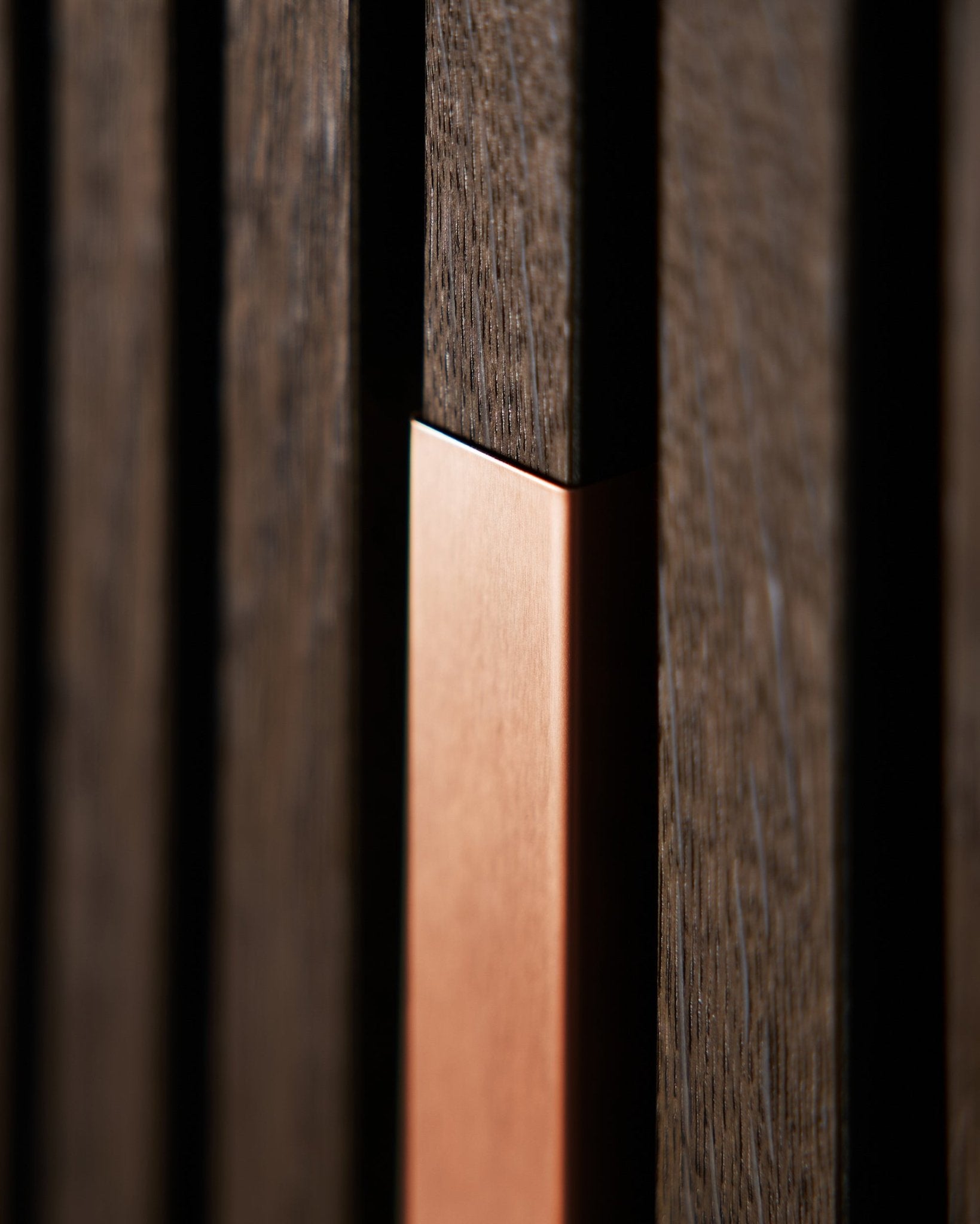 Nahaufnahme von WoodUpp Akupanel Liva | Cover in Copper, 60 cm, mit vertical akustischen Holzlamellen und einem copper Akzent für mehr Struktur und Kontrast.