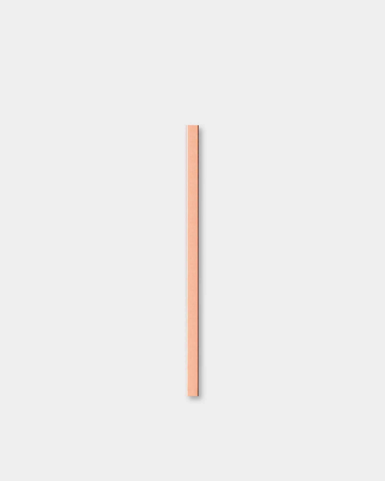 Der Liva | Cover / Copper, 60 cm Akustikpaneel von WoodUpp steht vertikal vor einem schlichten, hellgrauen Hintergrund.
