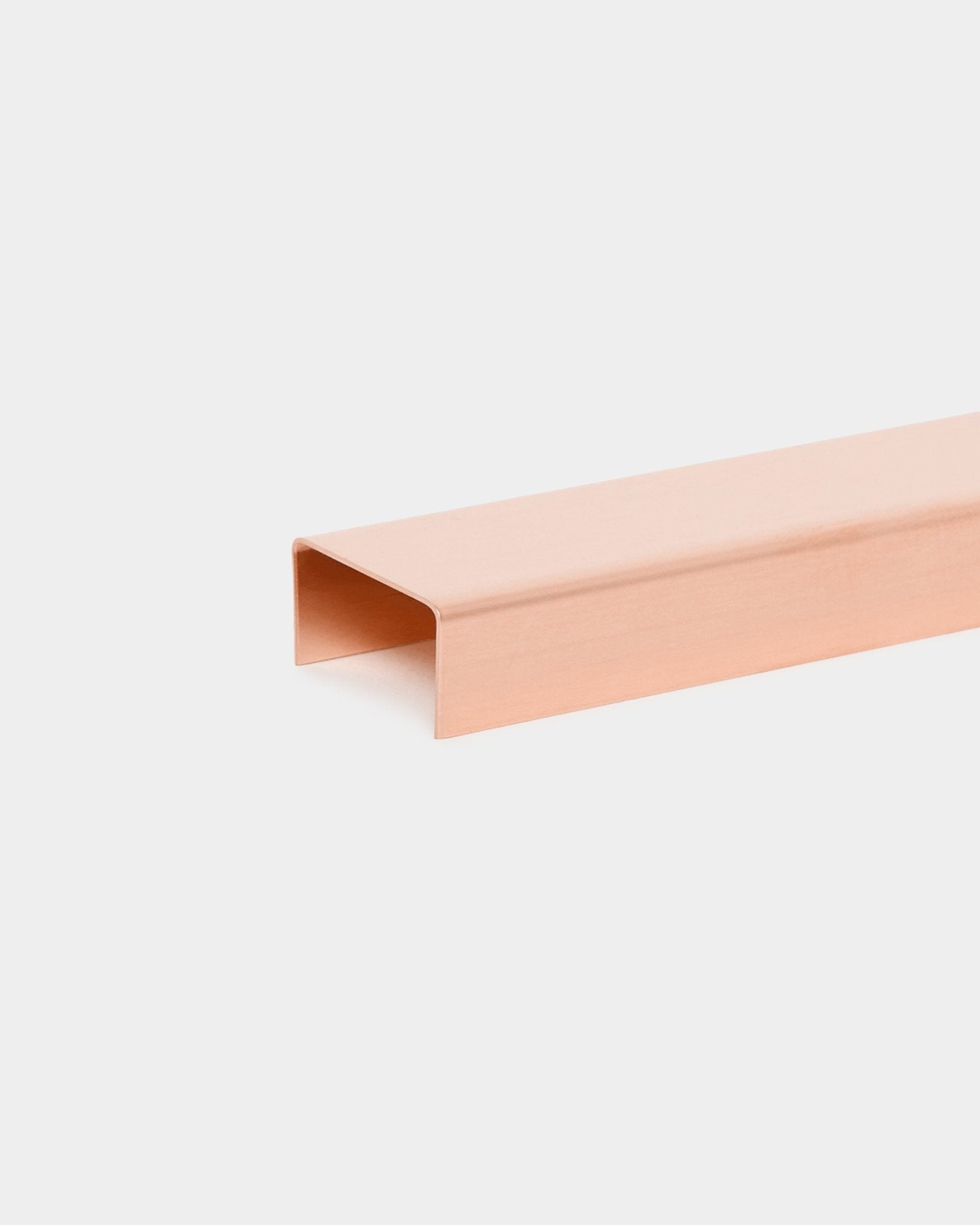 Ein rechteckiger copper-Kanal mit U-förmigem Querschnitt, gezeigt vor weißem Hintergrund, dargestellt als Teil der Zubehörkomponenten von Nordic Akustikpaneel.