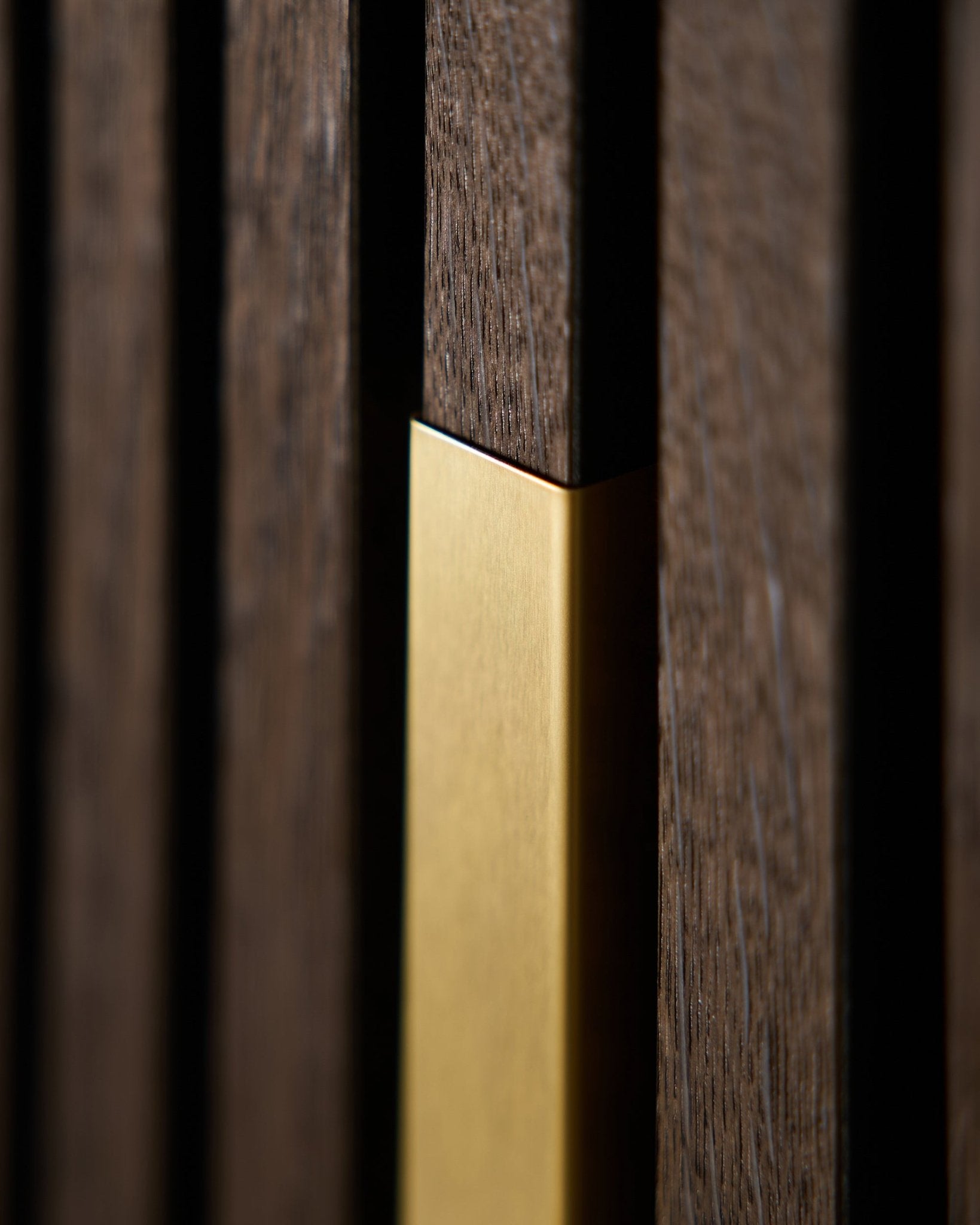 Nahaufnahme von WoodUpp Liva | Cover / Brass, 120 cm – ein vertical Akustikpaneel mit mattem Goldbesatz, gestaltet für dekorative Wandanwendungen.