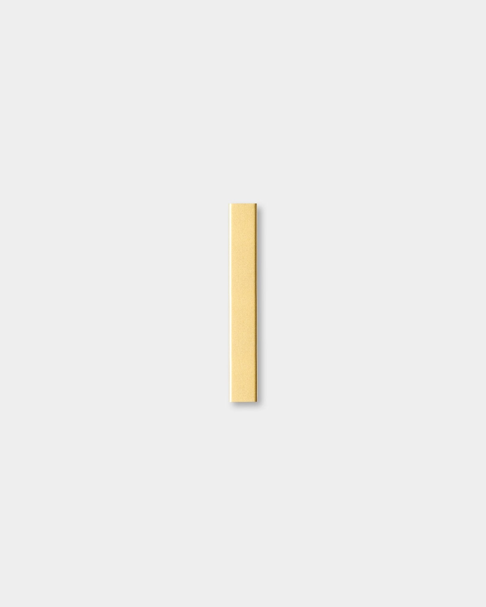 Ein einzelnes vertical Akustikpaneel aus WoodUpps Kollektion Liva in beige mit Akzenten in brass, 20 cm breit, mittig vor einem schlichten hellgrauen Hintergrund.