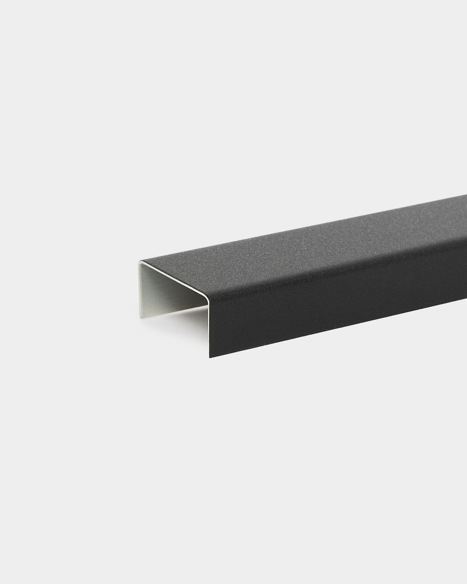 Mattes black U-Profil aus Aluminium, 20 cm, von WoodUpp; entwickelt als Akupanel Zubehör oder Abdeckung als Ergänzung zu nordischen Akustik-Holzpaneelen.
