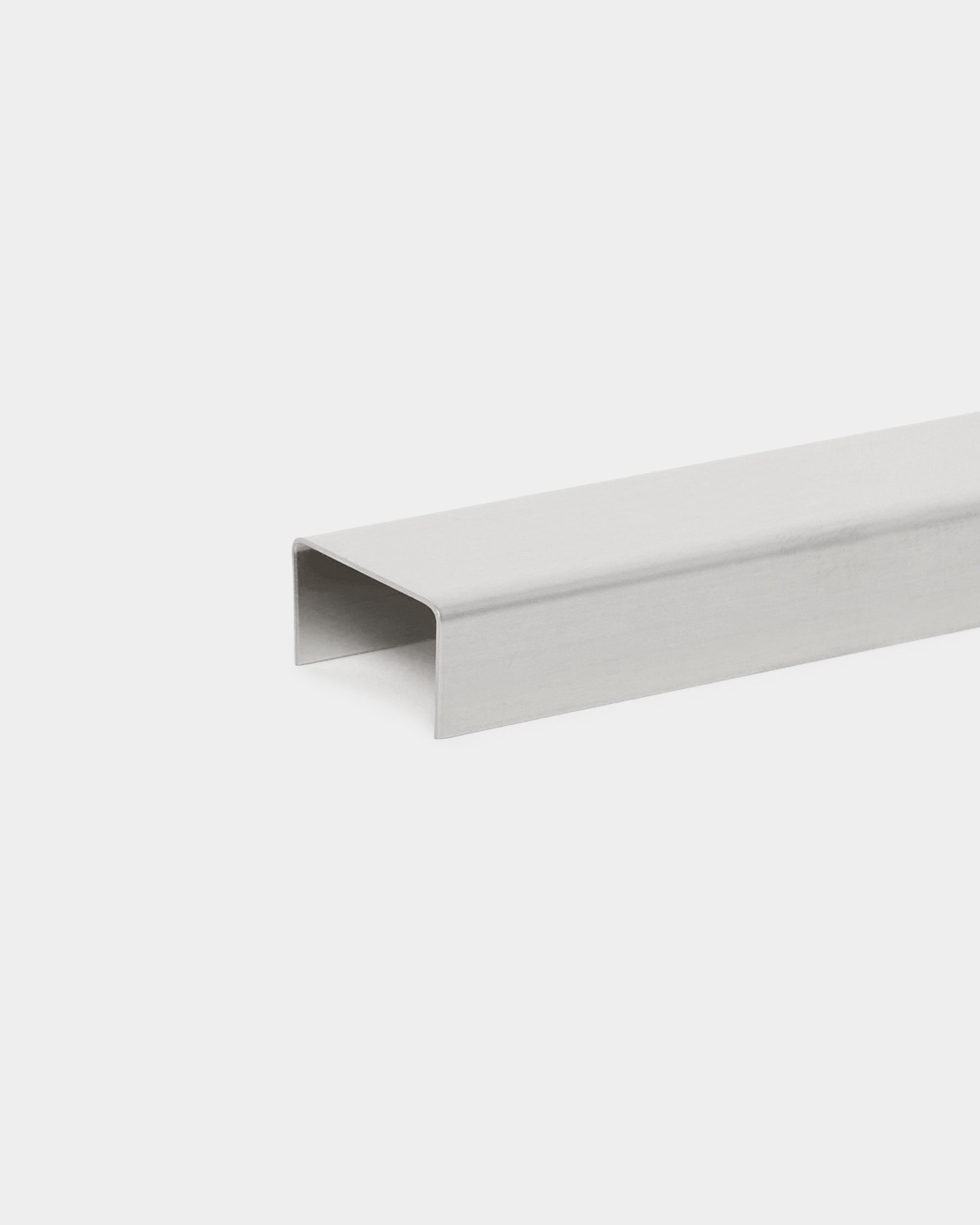 Das Liva | Cover von WoodUpp ist ein 120 cm langes, poliertes U-Profil aus steel, das für Metall-Wandpaneele oder als Zubehör für Akustikpaneel-Installationen entwickelt wurde.