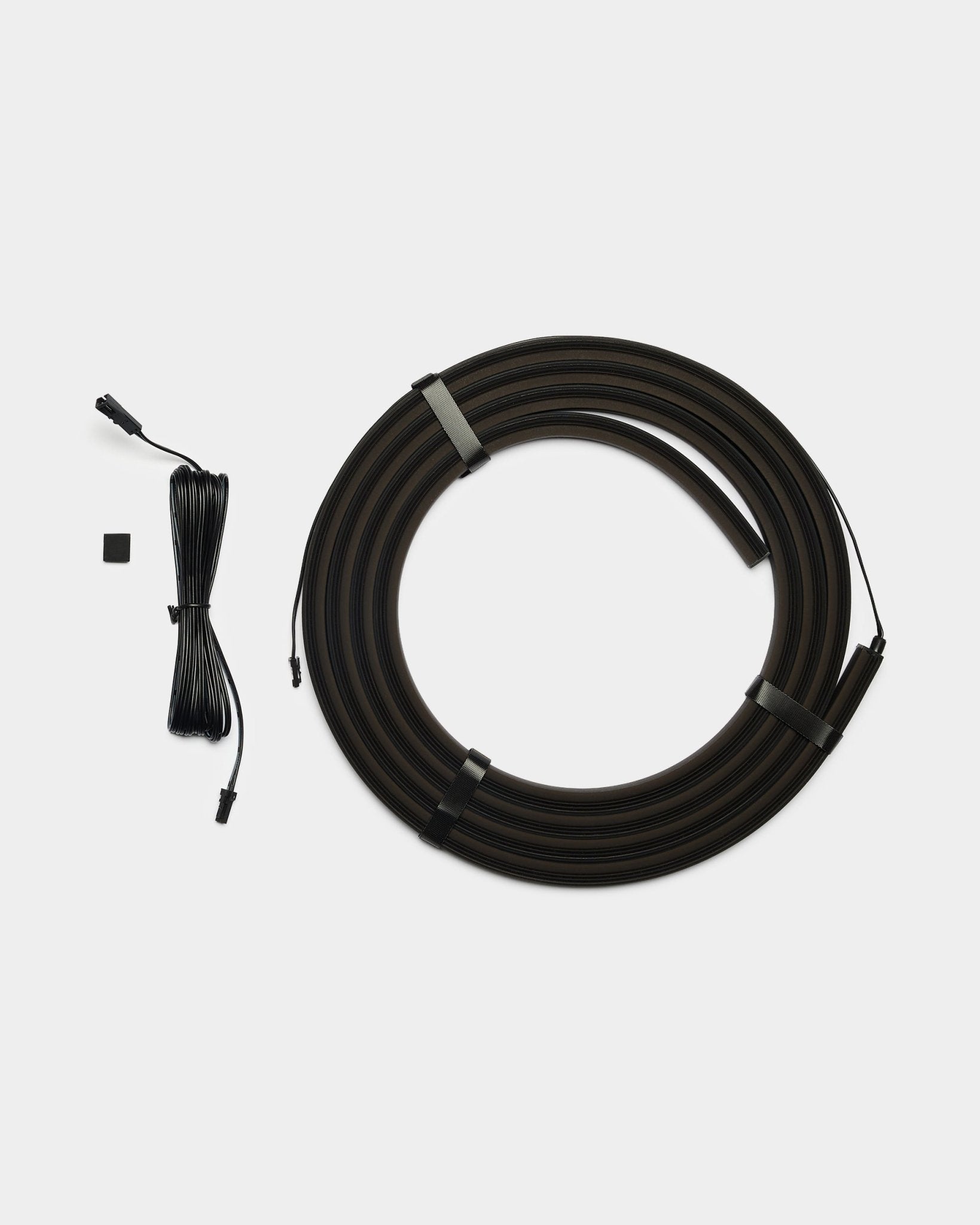 WoodUpp Lumi 300cm black LED-Lichtleiste mit Verbindern, Philips Hue kompatibel, inklusive langem black Kabel und small black rechteckigem Verbindungsstück.