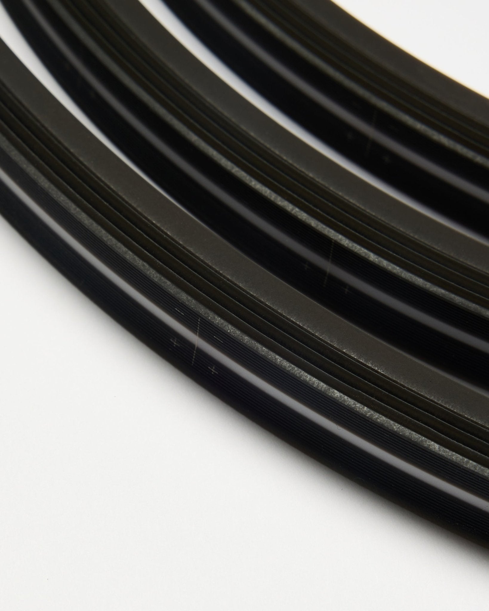 Parallel angeordnete black WoodUpp Lumi LED-Lichtleisten (300 cm, 3er-Set) auf weißem Hintergrund, entworfen als Ergänzung zu nordischen Akustik-Holzpaneelen.