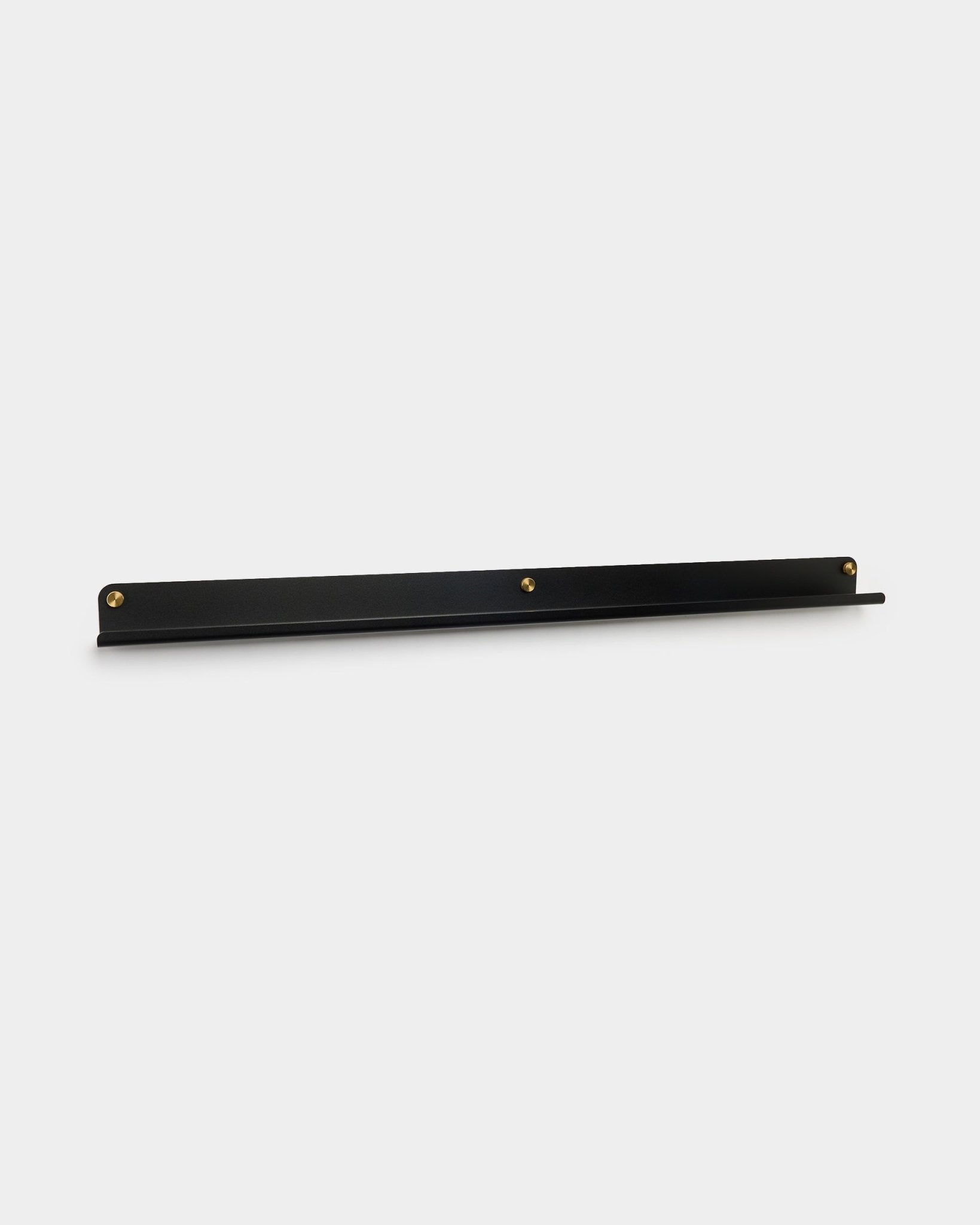 Das schmale Regal Norr in black von WoodUpp, 115,9 cm, wandmontiert mit drei brass Rändelschrauben, gezeigt vor einem schlichten weißen Hintergrund.