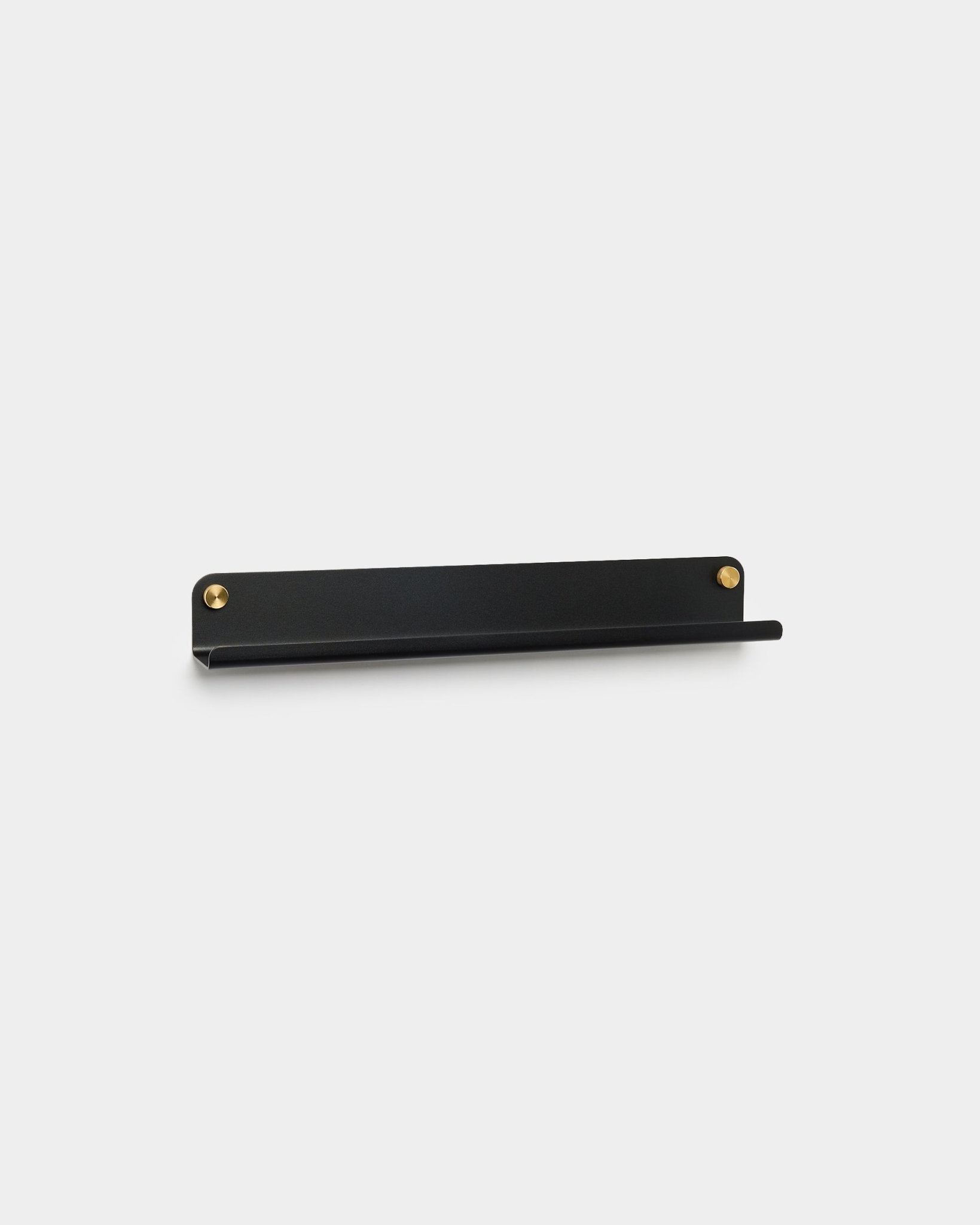 Das schmale Norr-Regal black steel, 51,9 cm, von WoodUpp mit brass Schrauben, in minimalistischem Design, vor einem schlichten hellgrauen Hintergrund gezeigt.