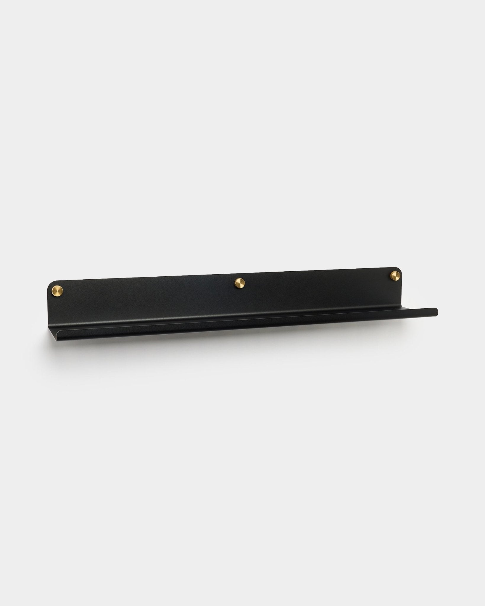 Das Norr breite Regal in black (75,9 cm) von WoodUpp, aus verzinktem steel mit drei goldenen Schrauben gefertigt, Zubehör für Akupanel, vor schlicht weißem Hintergrund dargestellt.