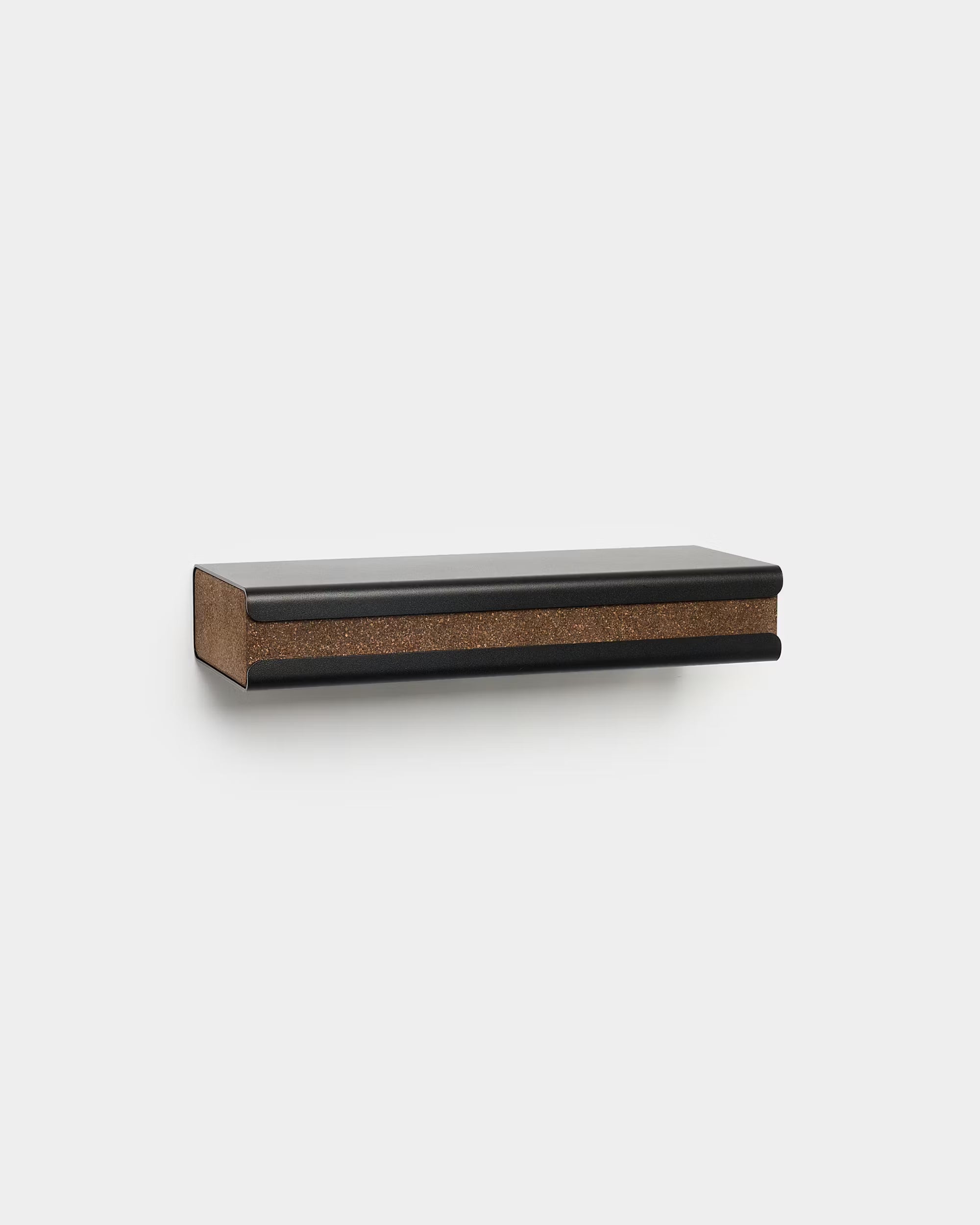 Minimalistisches schwebendes Wandregal WoodUpp CREATE in black mit Korkakzent, als Zubehör für Akupanel entworfen, auf weißem Hintergrund montiert dargestellt.