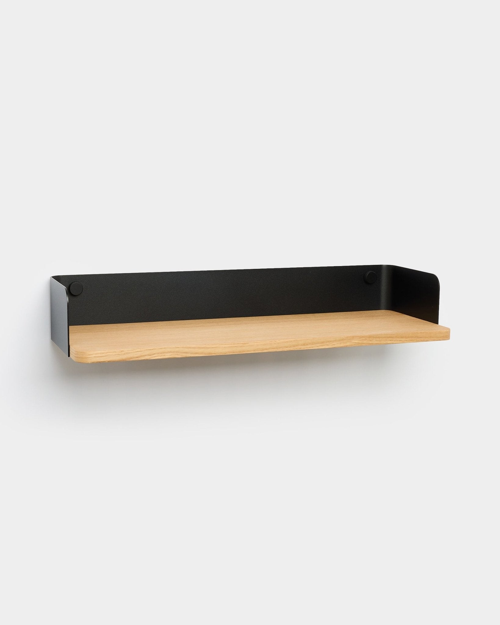 Linn Bücherregal von WoodUpp mit hellem Holzsockel und black Metallseiten, gestaltet in einem minimalistischen nordischen Stil als Ergänzung für moderne Interieurs.