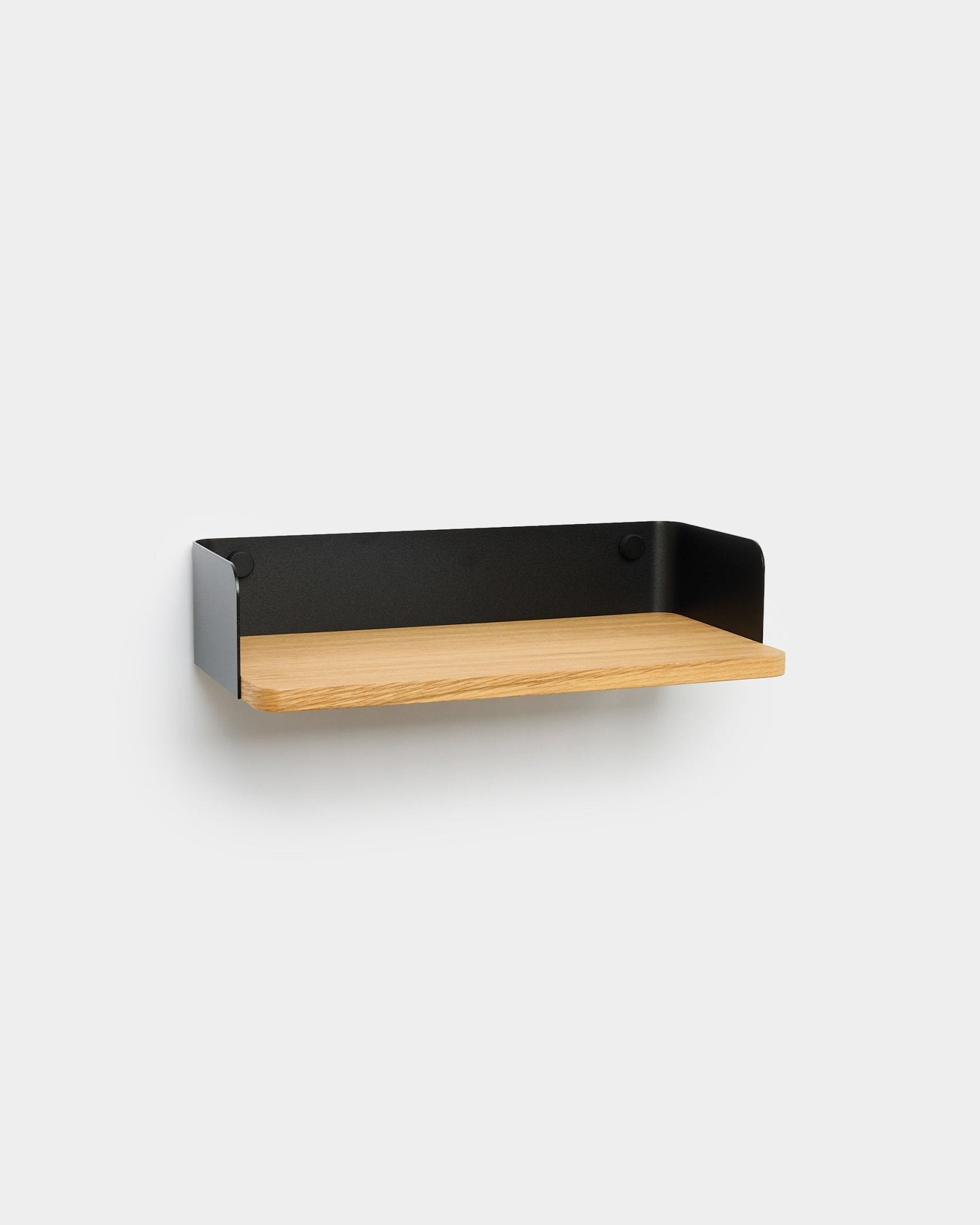 WoodUpp Linn Bücherregal in natural oak, 39,9 cm breit, mit black Metallseiten, nordisches minimalistisches Wanddesign vor weißem Hintergrund.